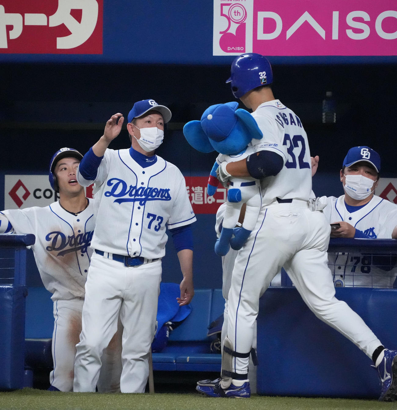 22年9月14日　中日対DeNA 5回裏中日無死、左中間スタンドへ本塁打を放った石垣を迎える立浪監督（左から2人目）（撮影・森本幸一）