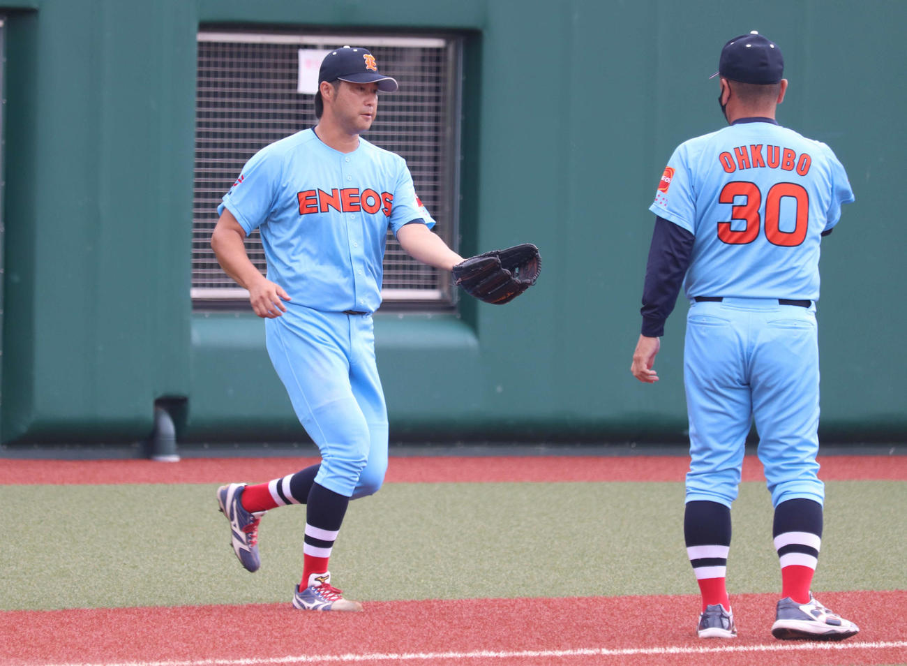 ENEOS対日本製鉄鹿島　公式戦復帰登板へ、大久保監督からボールを受け取るENEOS田沢（撮影・阿部泰斉）