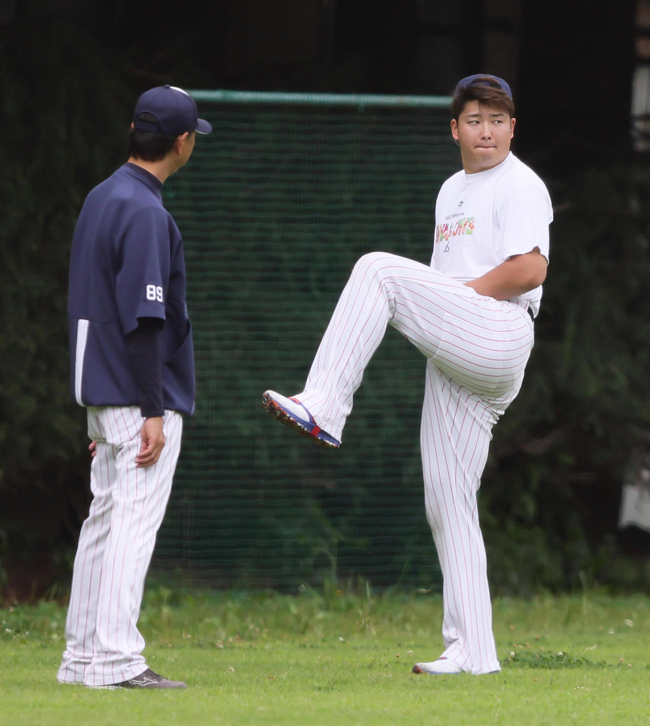 ヤクルト伊藤コーチ（左）が見つめる中、シャドーピッチングする村上（撮影・足立雅史）