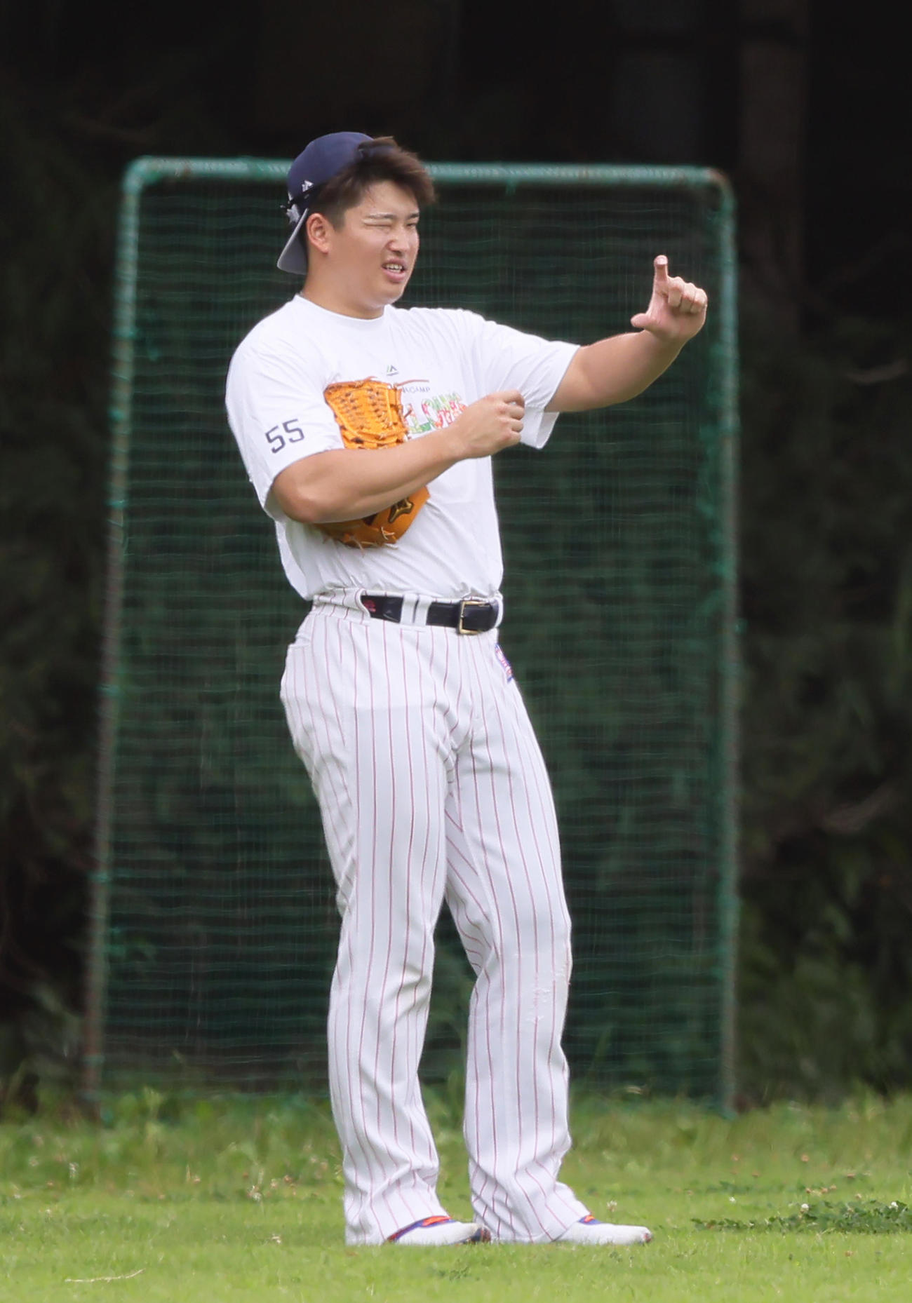 練習中、身ぶり手ぶりを交えて談笑するヤクルト村上（撮影・足立雅史）