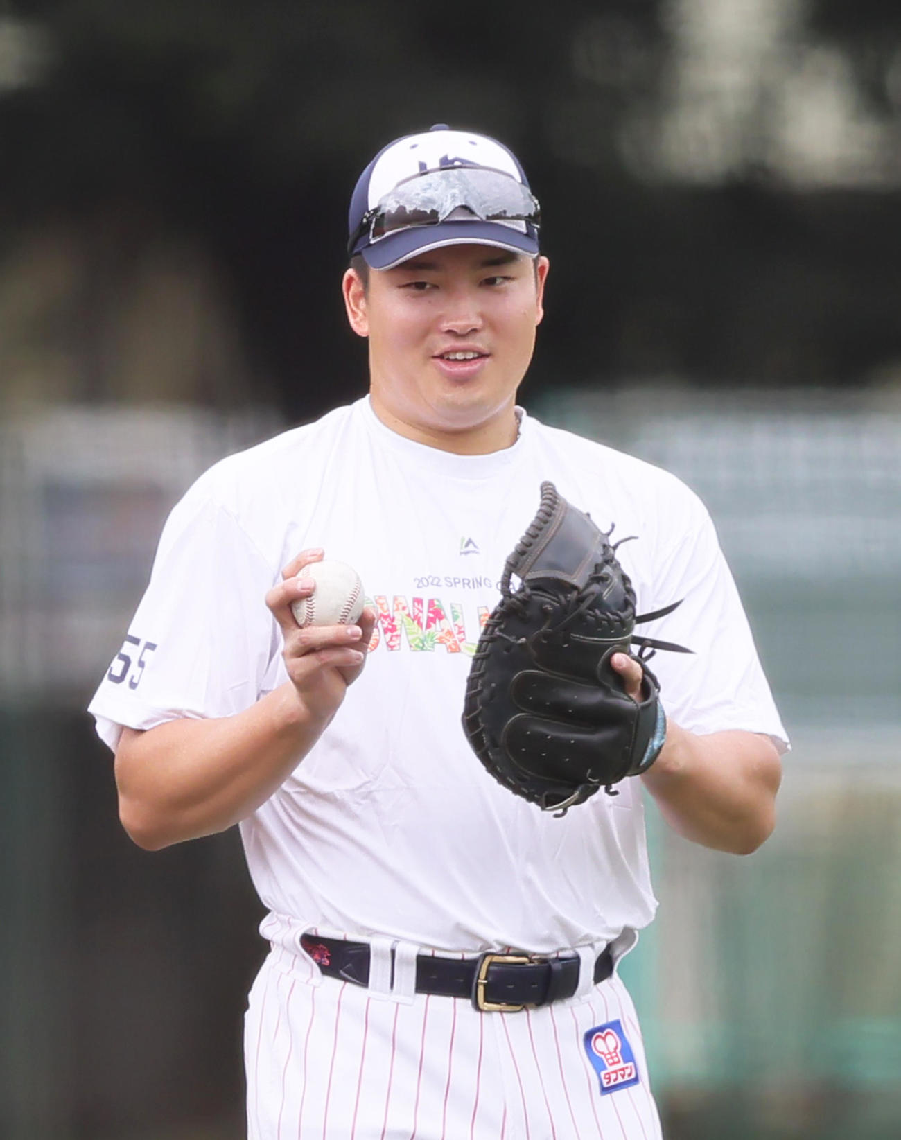 練習中、ヤクルト村上は嶋のミットを手に笑顔を見せる（撮影・足立雅史）