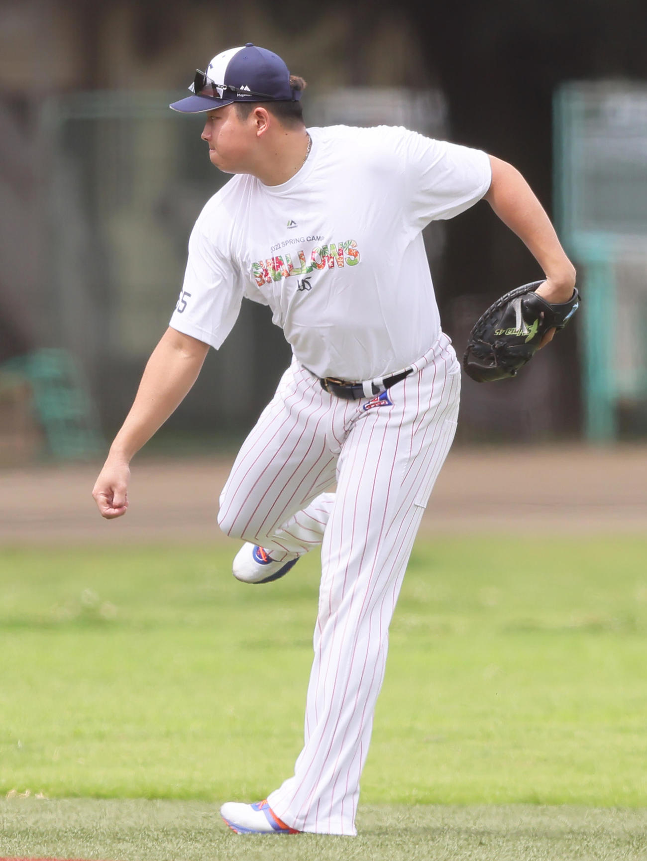 ヤクルト村上は嶋のミットを手にキャッチボールする（撮影・足立雅史）
