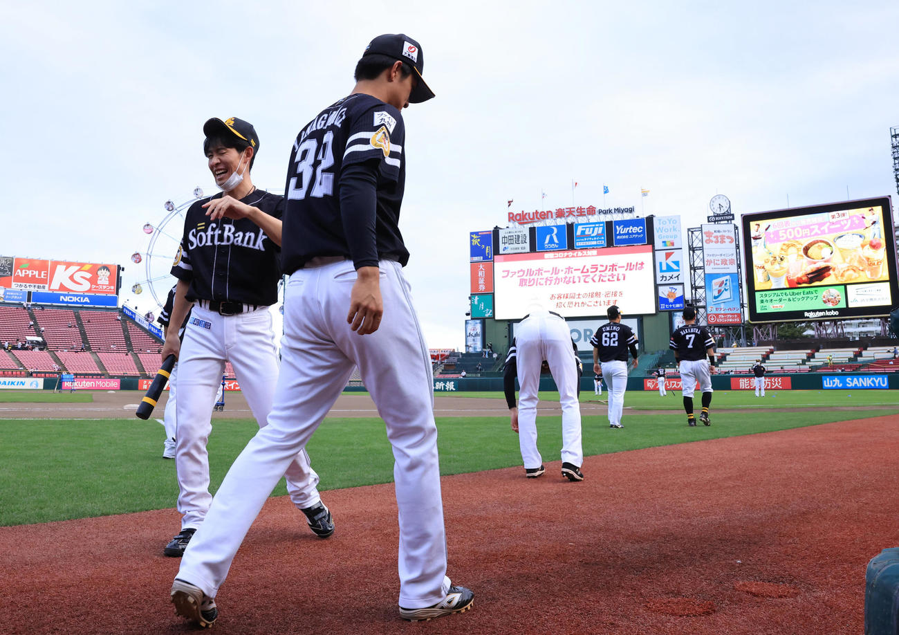 楽天対ソフトバンク　試合前、16時半頃にユニホームに着替え続々とグラウンドに入るソフトバンクナイン（撮影・垰建太）