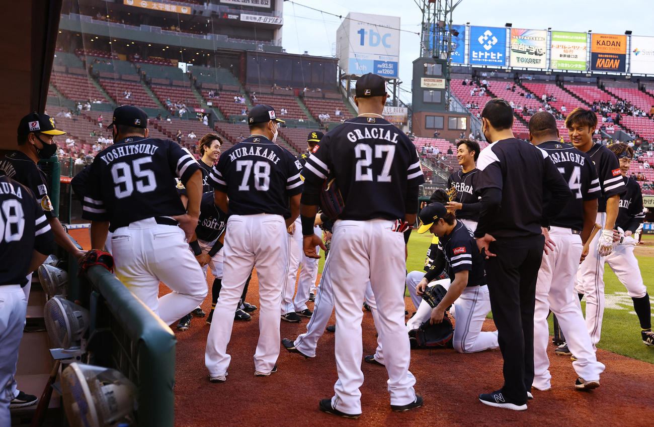 楽天対ソフトバンク　試合前、17時15分頃円陣を組むソフトバンクナイン（撮影・垰建太）
