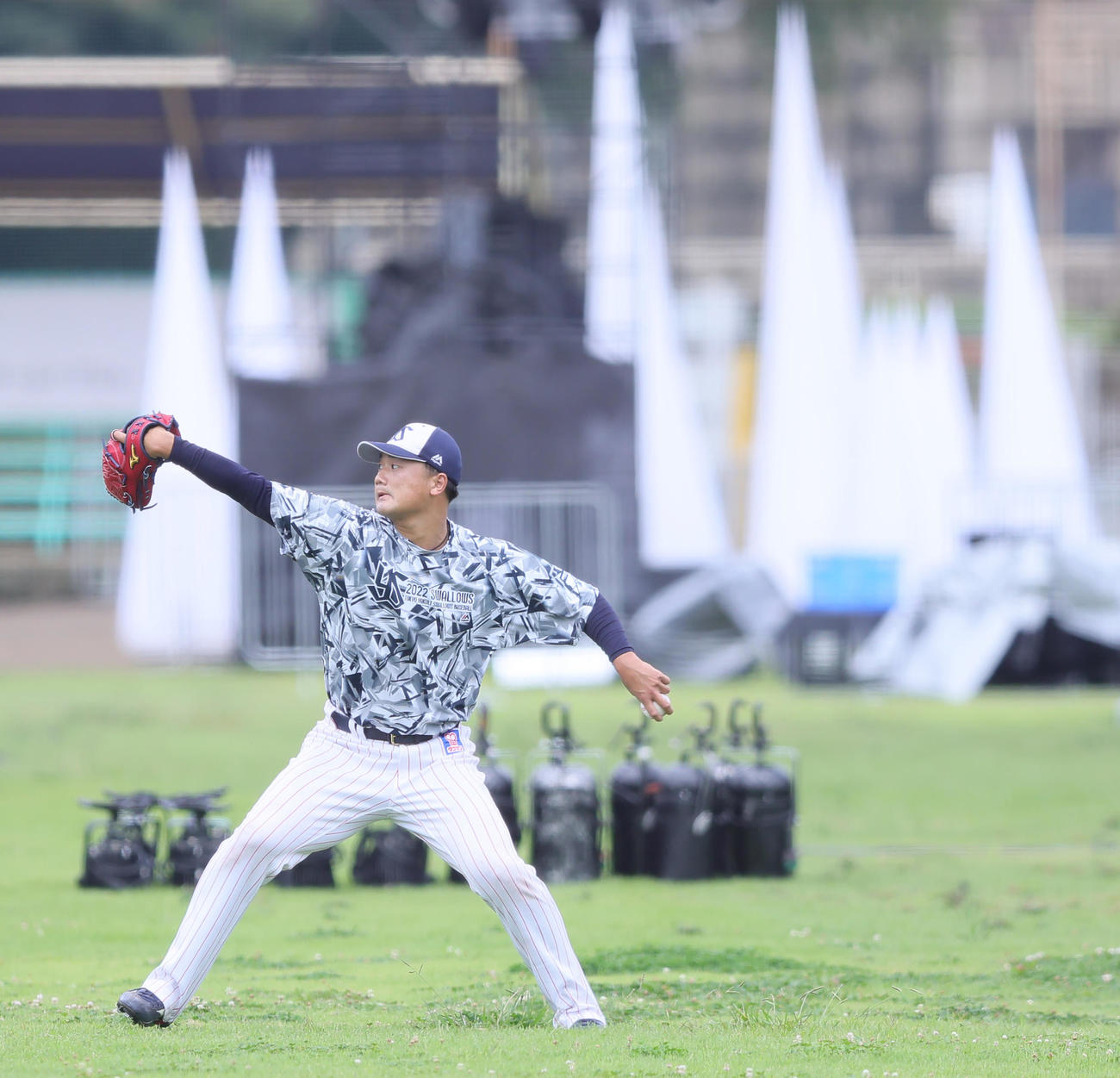 キャッチボールで調整するヤクルト山下（撮影・足立雅史）