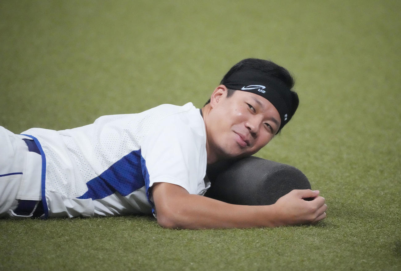 穏やかな表情でストレッチをする大野雄大（撮影・森本幸一）