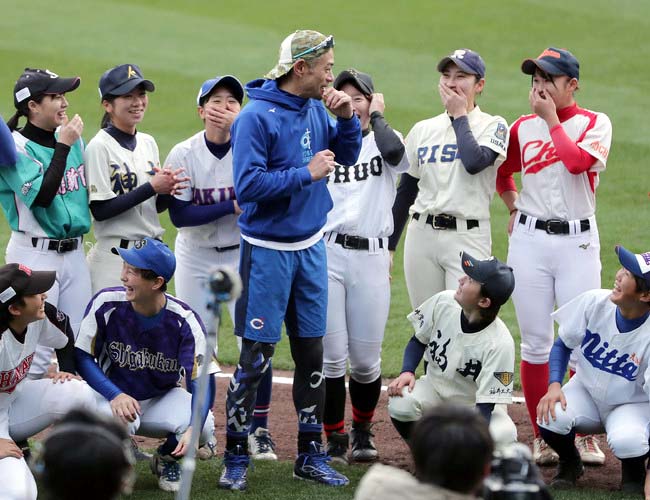 21年12月、KOBE CHIBEN対高校女子硬式野球選抜チーム　エキシビションマッチ後の記念撮影でイチローと談笑する女子高生選手たち