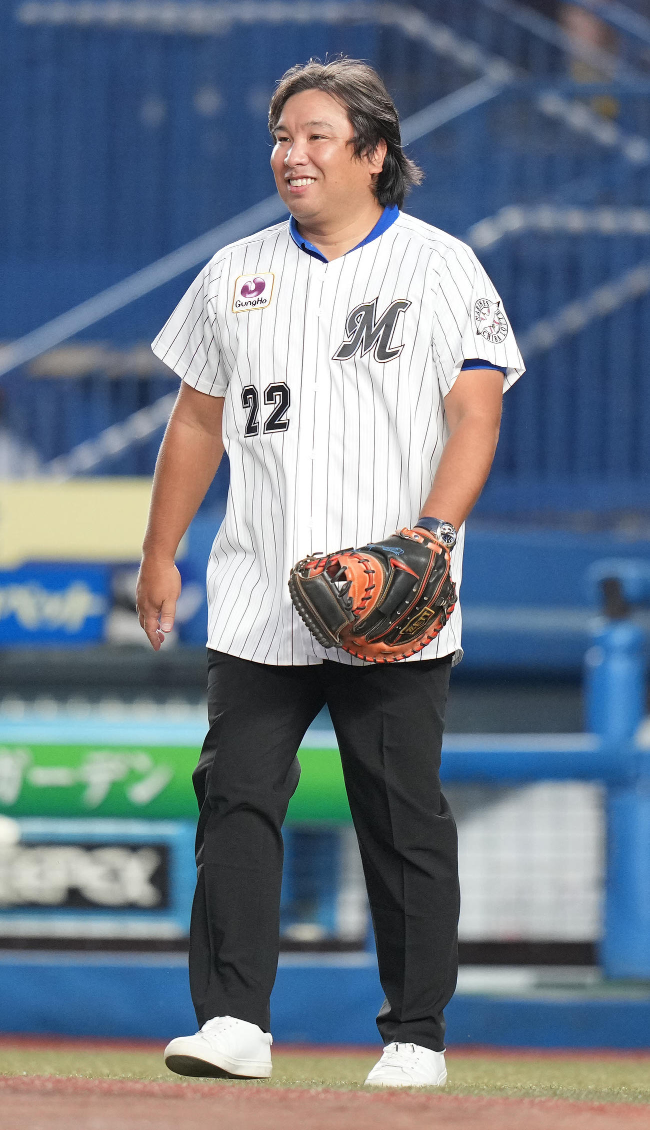 ロッテ対西武　ファーストピッチセレモニーで捕手を務める里崎智也氏（撮影・鈴木みどり）