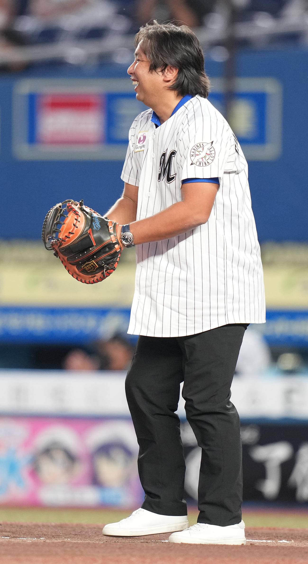 ロッテ対西武　ファーストピッチセレモニーで捕手を務めた里崎智也氏（撮影・鈴木みどり）