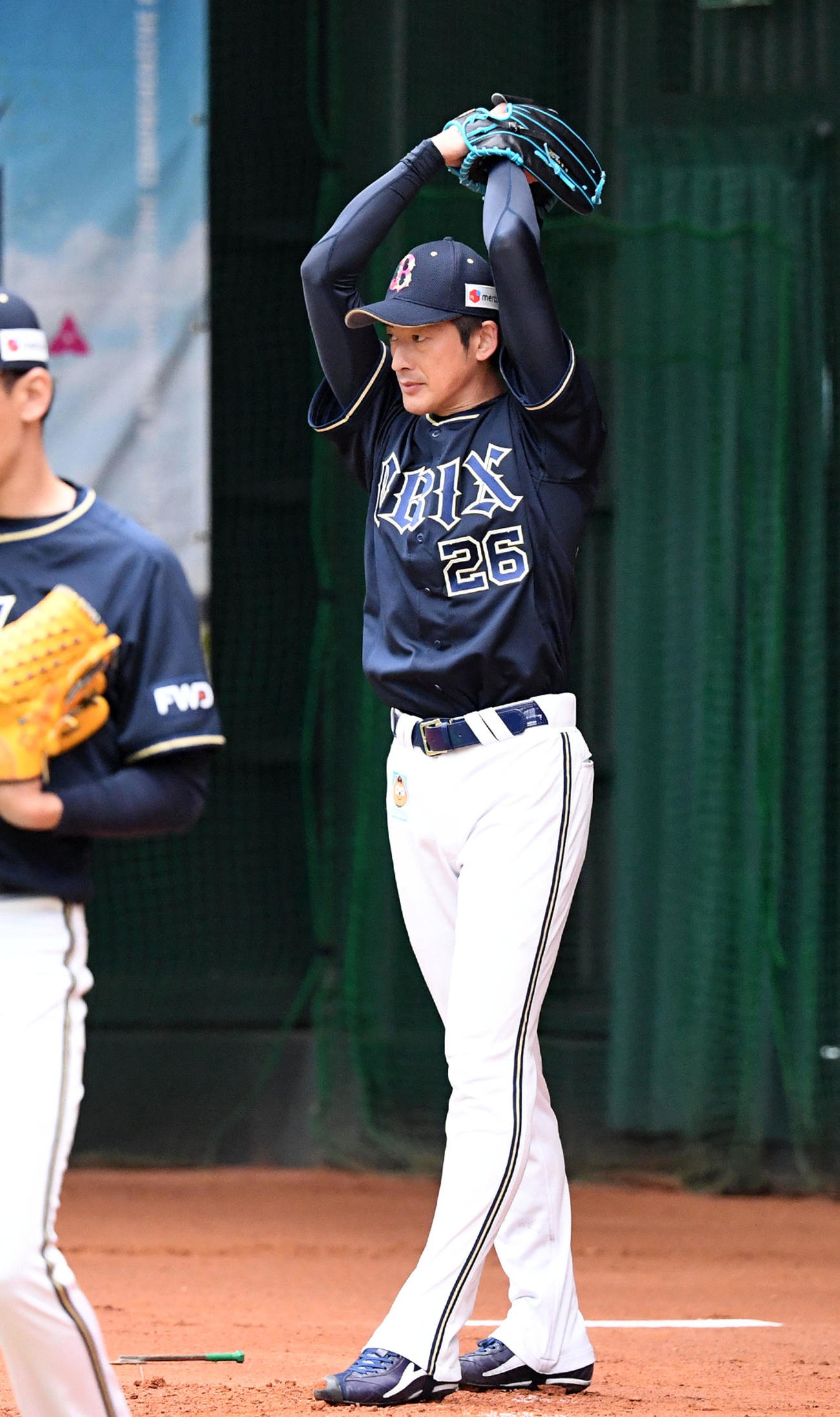 ワインドアップで投球練習を行うオリックス能見篤史投手兼任コーチ（2021年2月6日撮影）