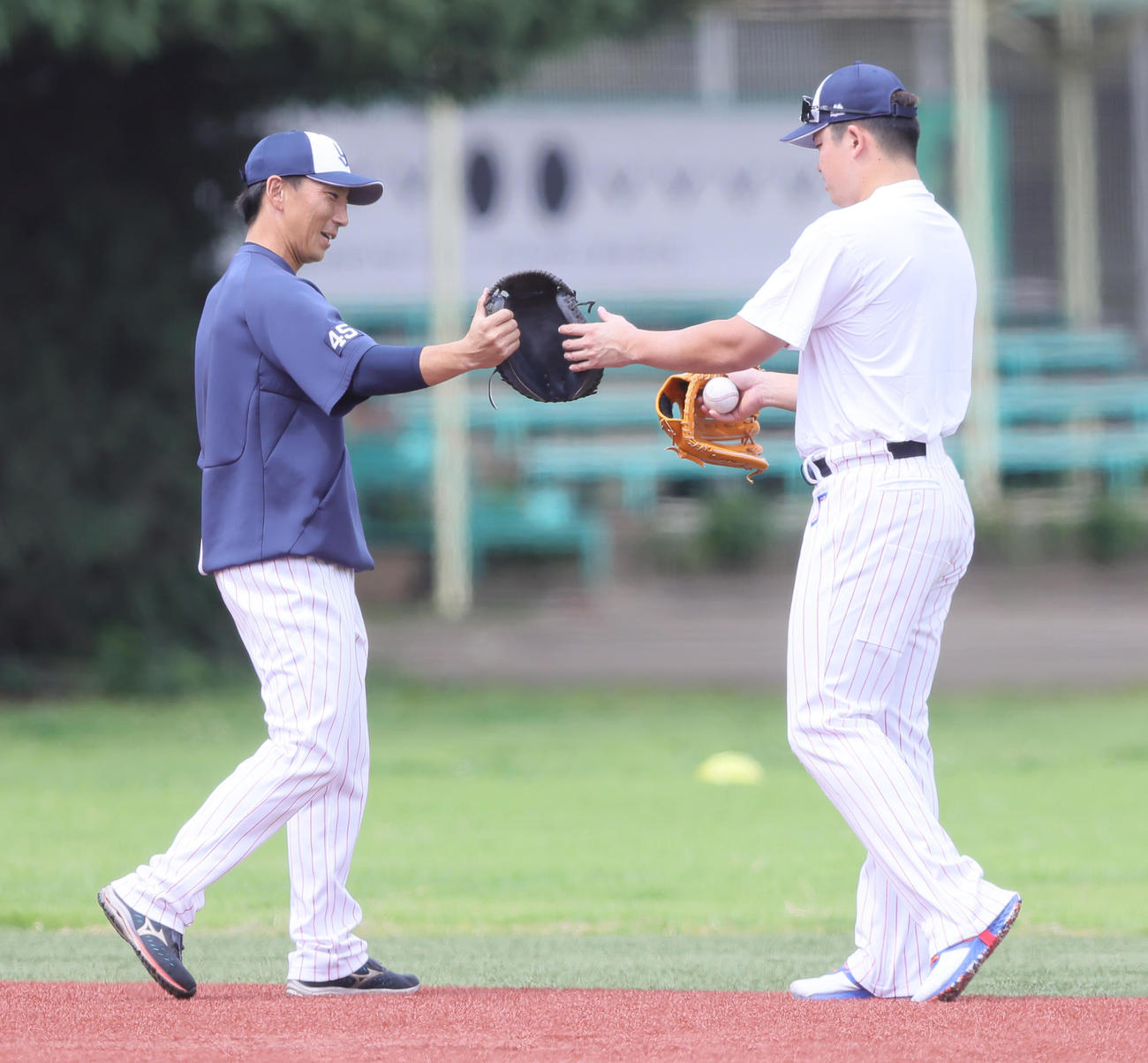 ヤクルト村上（右）は嶋とグラブとミットを交換し練習する（撮影・足立雅史）