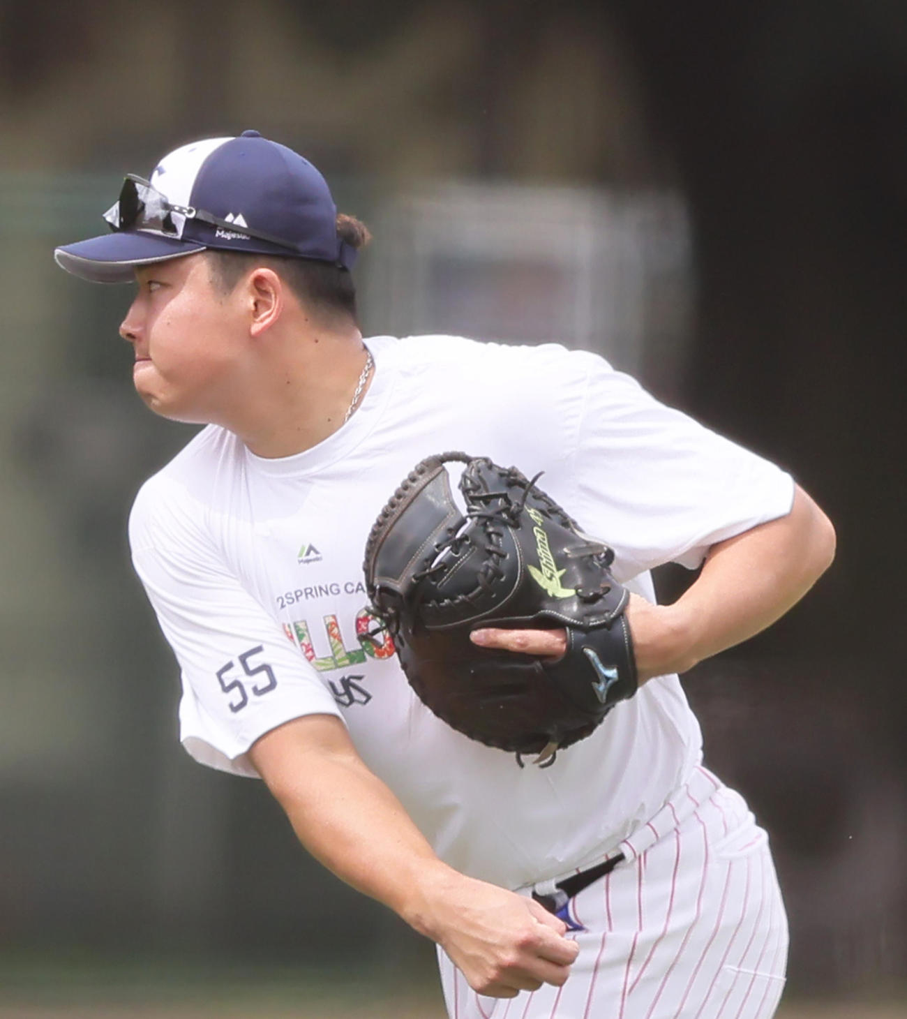 ヤクルト村上は嶋のミットを手にキャッチボールする（撮影・足立雅史）