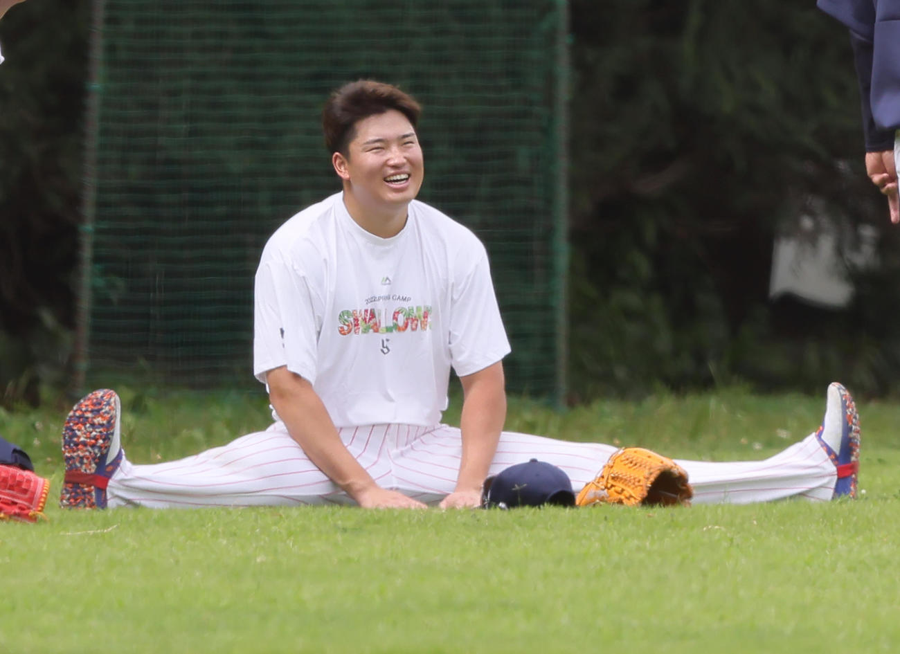 練習中、笑顔を見せるヤクルト村上（撮影・足立雅史）