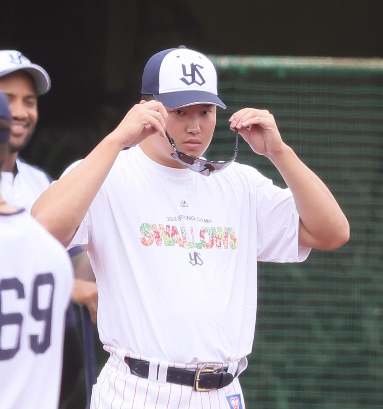 練習中、サングラスをかけ直すヤクルト村上（撮影・足立雅史）