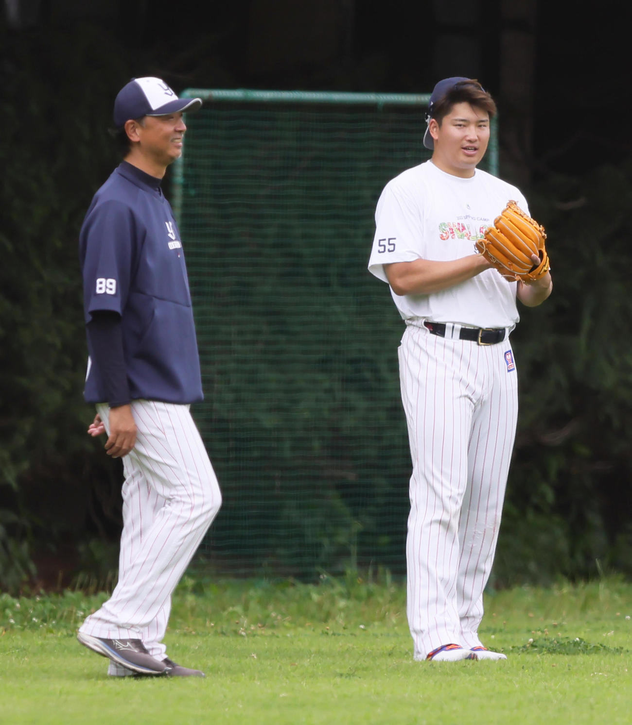 ヤクルト伊藤コーチ（左）が見つめる中、シャドーピッチングする村上（撮影・足立雅史）