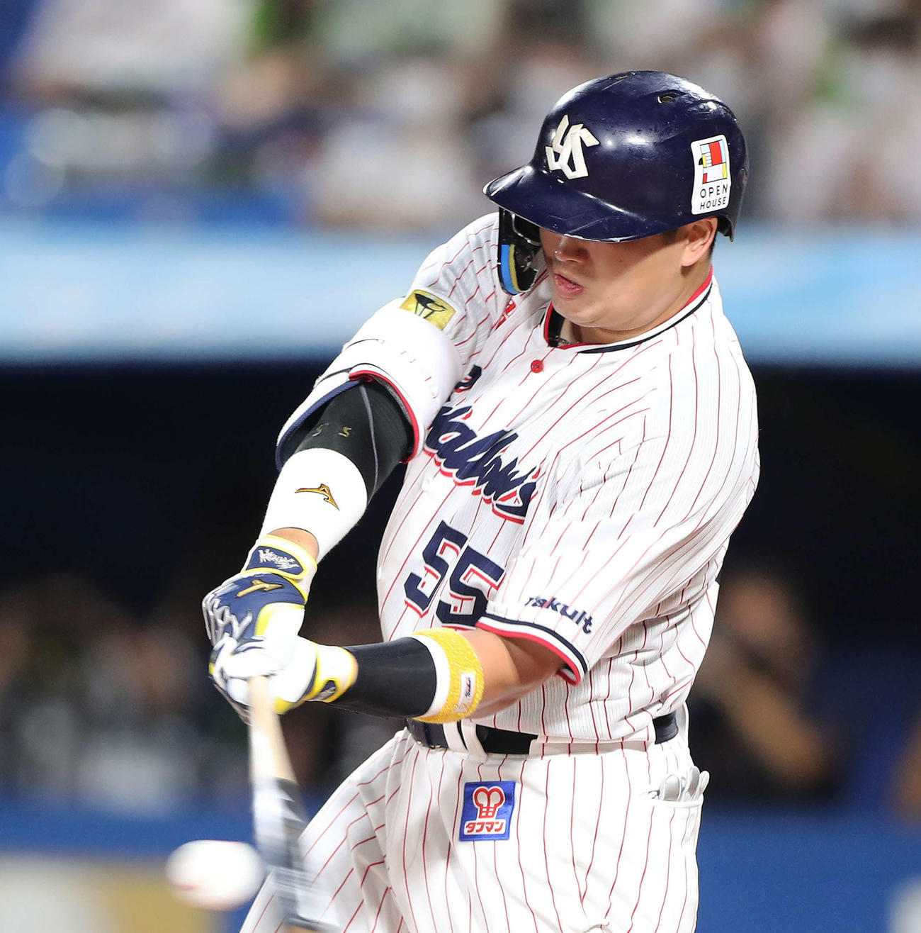 ヤクルト対巨人　9回裏ヤクルト2死一、二塁、55号となる左中間3点本塁打を放つ村上（撮影・河田真司）