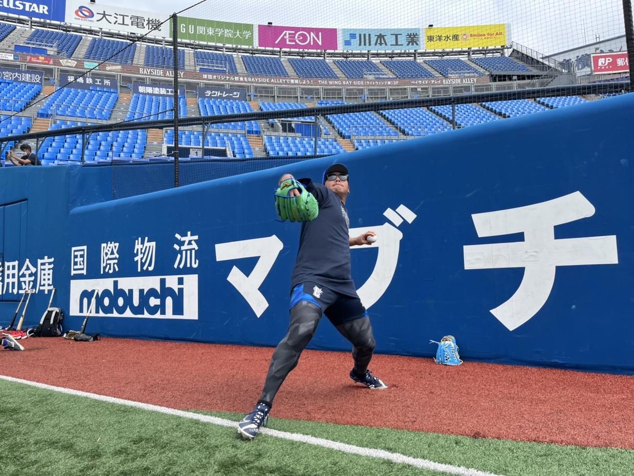 キャッチボールするDeNA浜口（球団提供）
