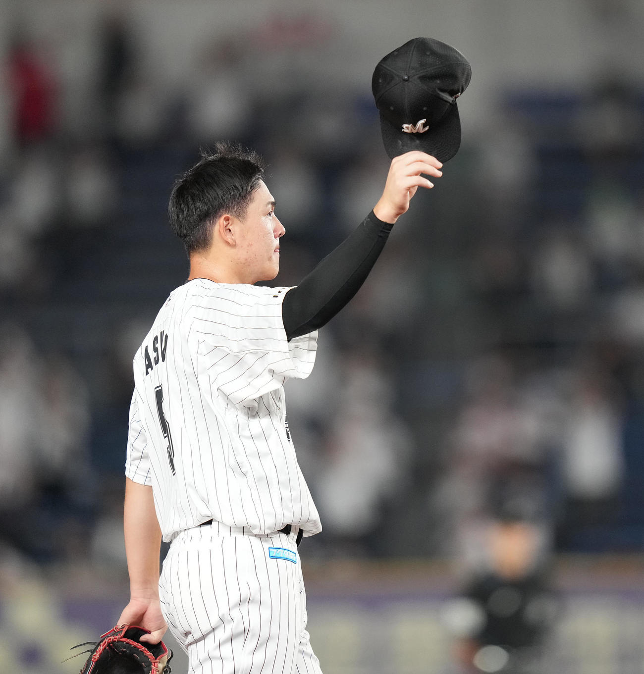 ロッテ対西武　4回表の守備に就く際、ファンの声援に応えるロッテ安田（撮影・鈴木みどり）