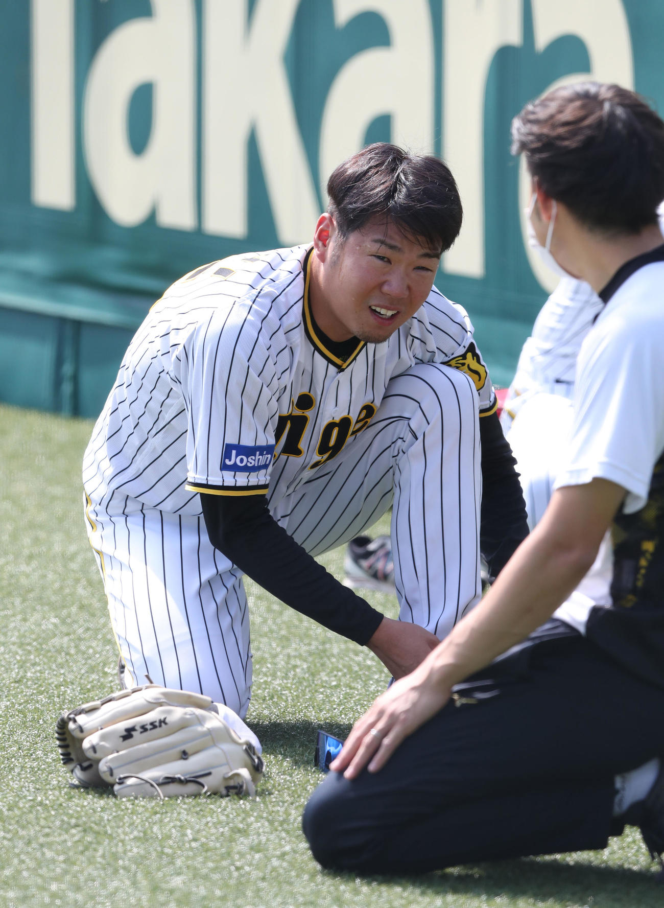 スパイクに履き替える西勇（撮影・白石智彦）