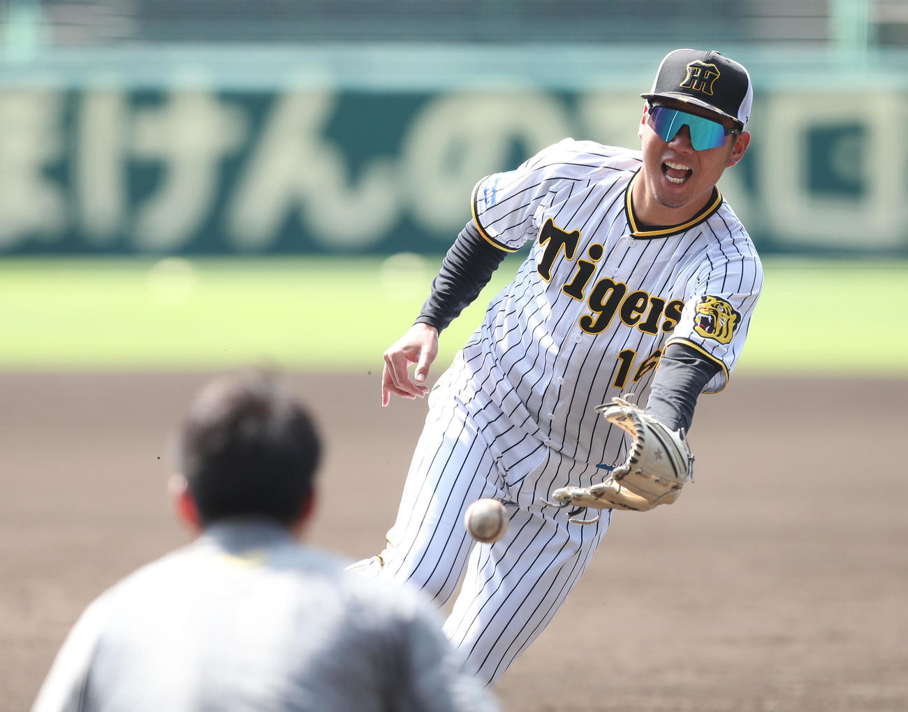投内連係でグラブトスする西勇（撮影・白石智彦）