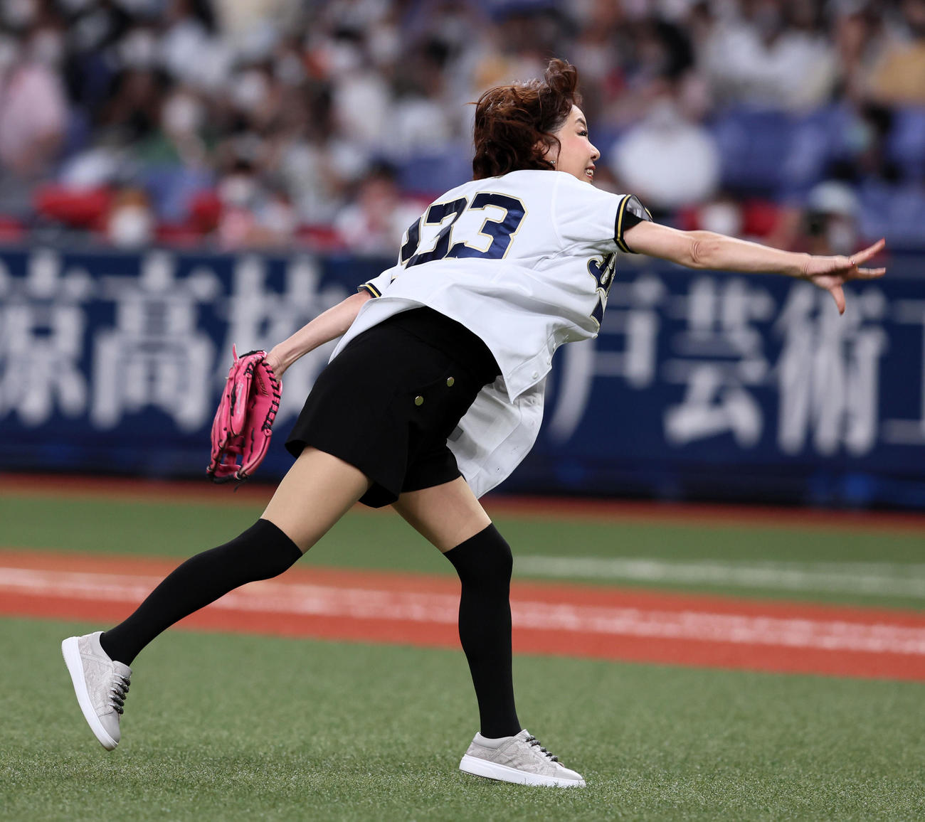 オリックス対日本ハム　始球式を行ったハイヒールモモコ（撮影・加藤哉）