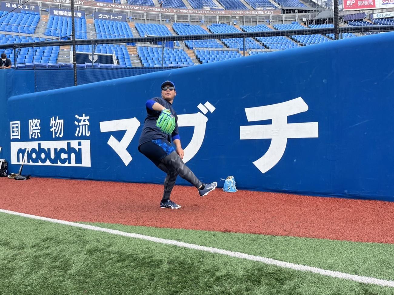 キャッチボールするDeNA浜口（球団提供）