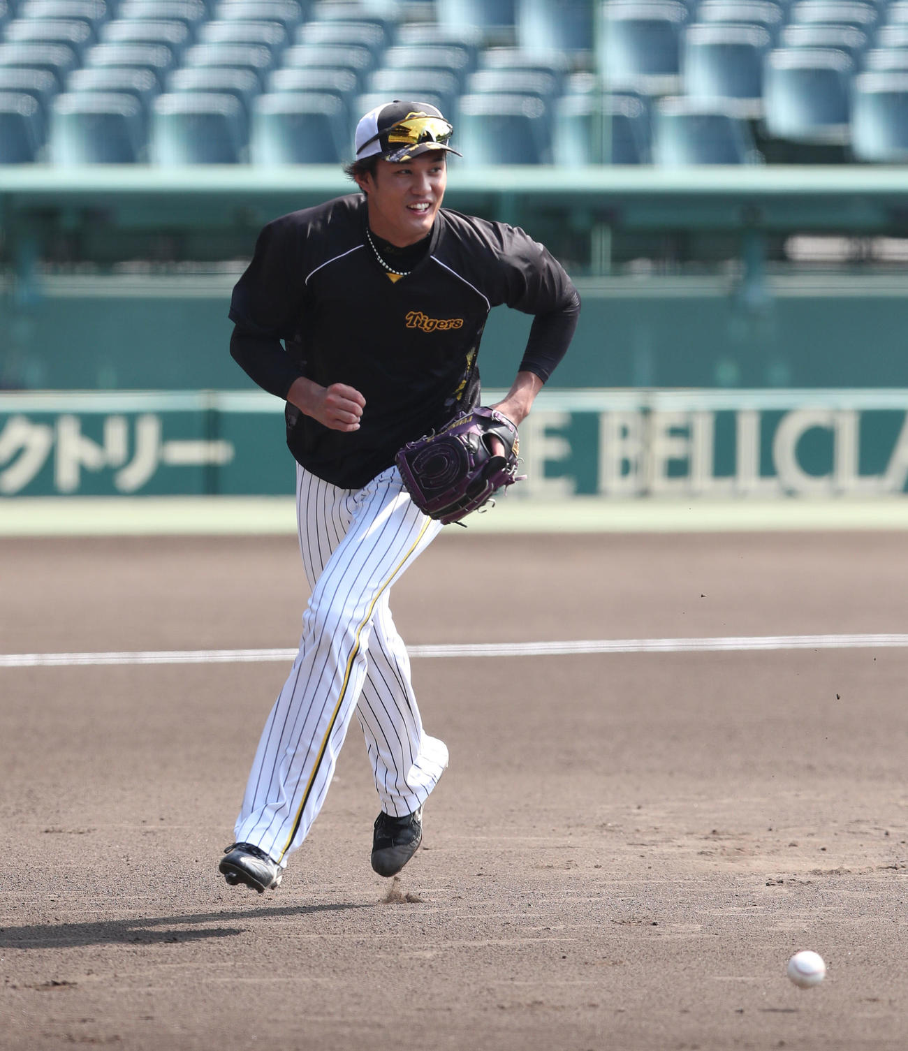 投内連係で汗を流す藤浪（撮影・白石智彦）