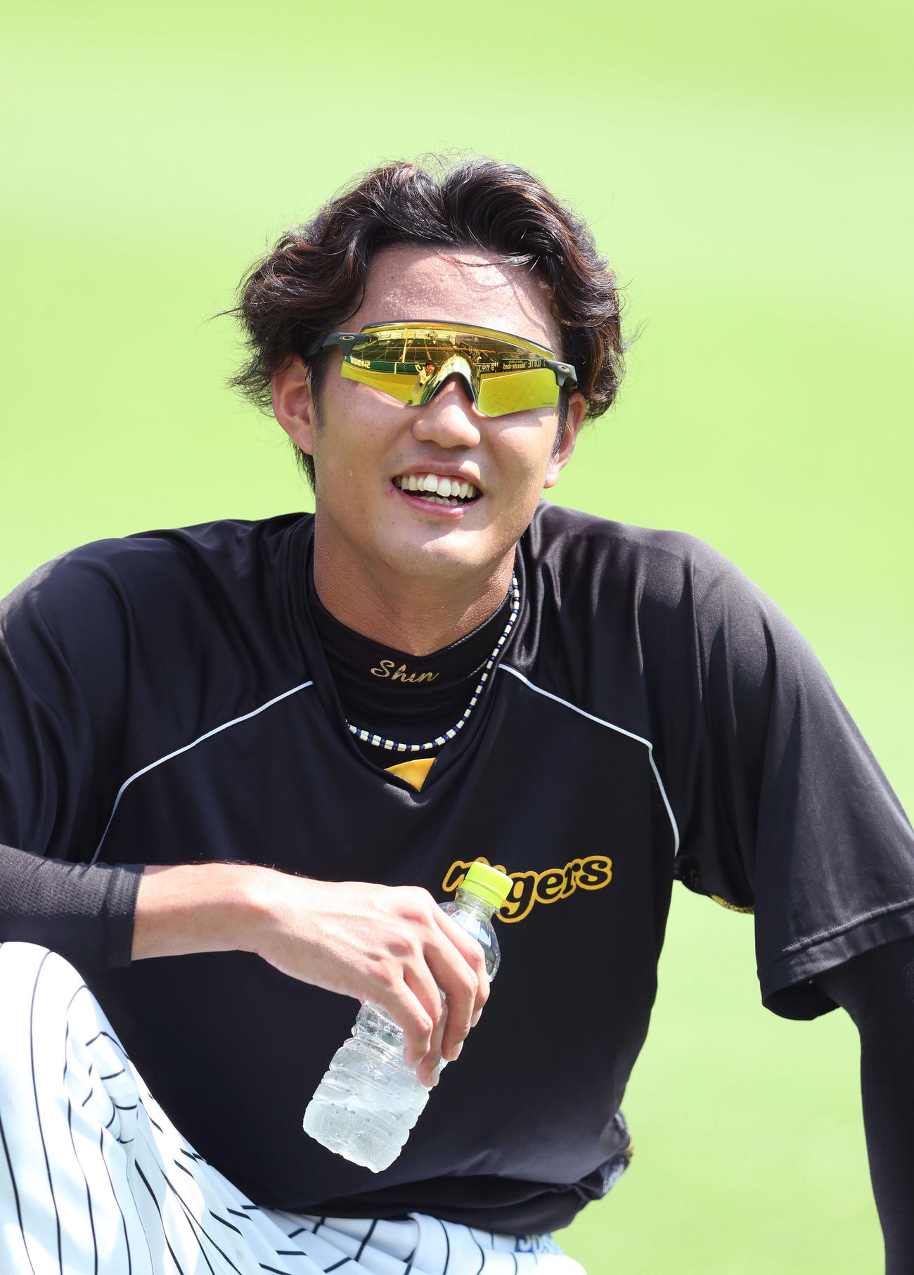 グラウンドで談笑する藤浪（撮影・白石智彦）