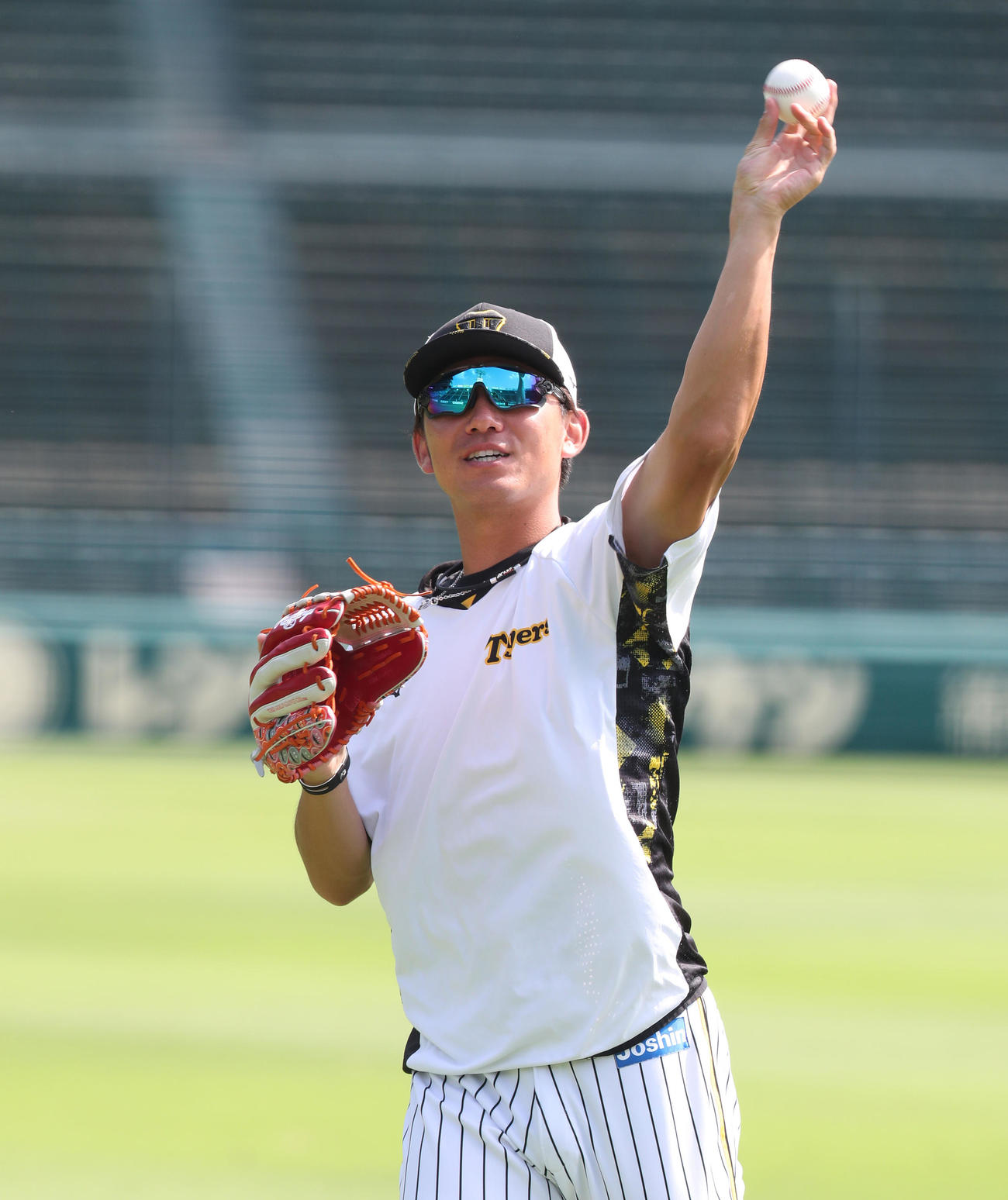 グラウンドでキャッチボールする伊藤将（撮影・白石智彦）