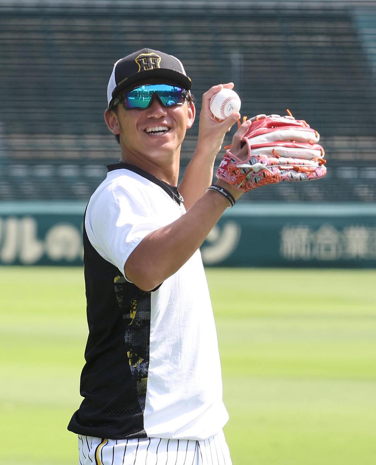 笑顔でキャッチボールする伊藤将（撮影・白石智彦）
