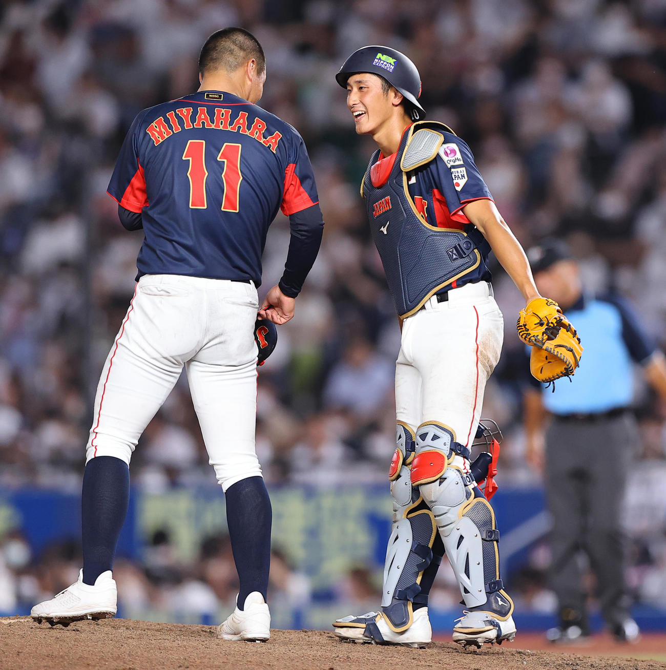 8月31日、大学日本代表戦でマウンドの宮原のもとに駆け寄り笑顔で声をかけるU－18松尾汐恩