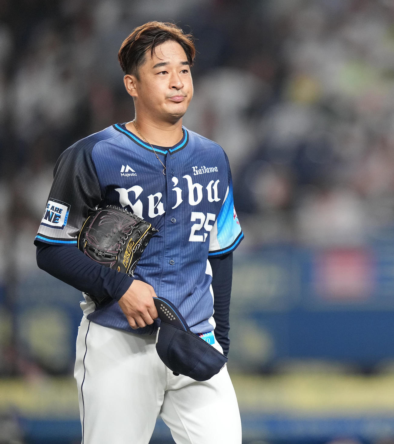 ロッテ対西武　3回裏を終え、浮かない表情でベンチへ戻る西武平井（撮影・鈴木みどり）