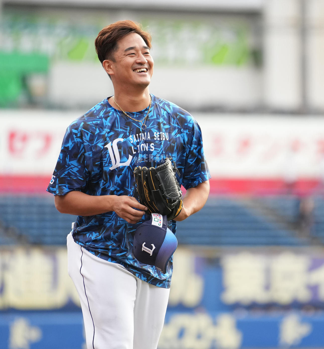 ロッテ対西武　試合前練習を終え笑顔の西武平井（撮影・鈴木みどり）