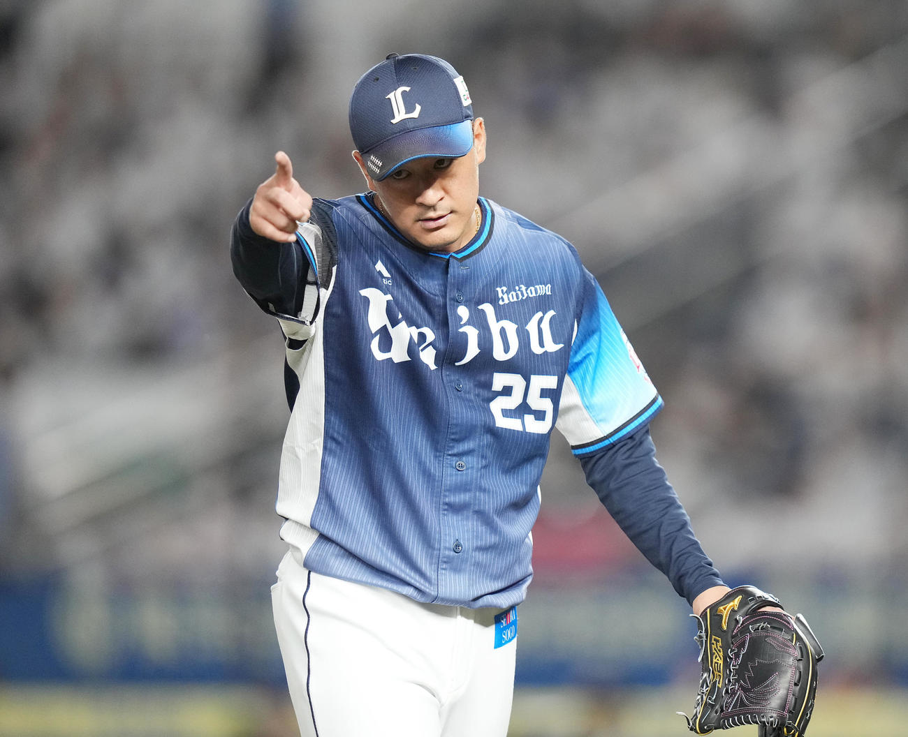 ロッテ対西武　1回裏を無失点に抑え、指をさす西武平井（撮影・鈴木みどり）