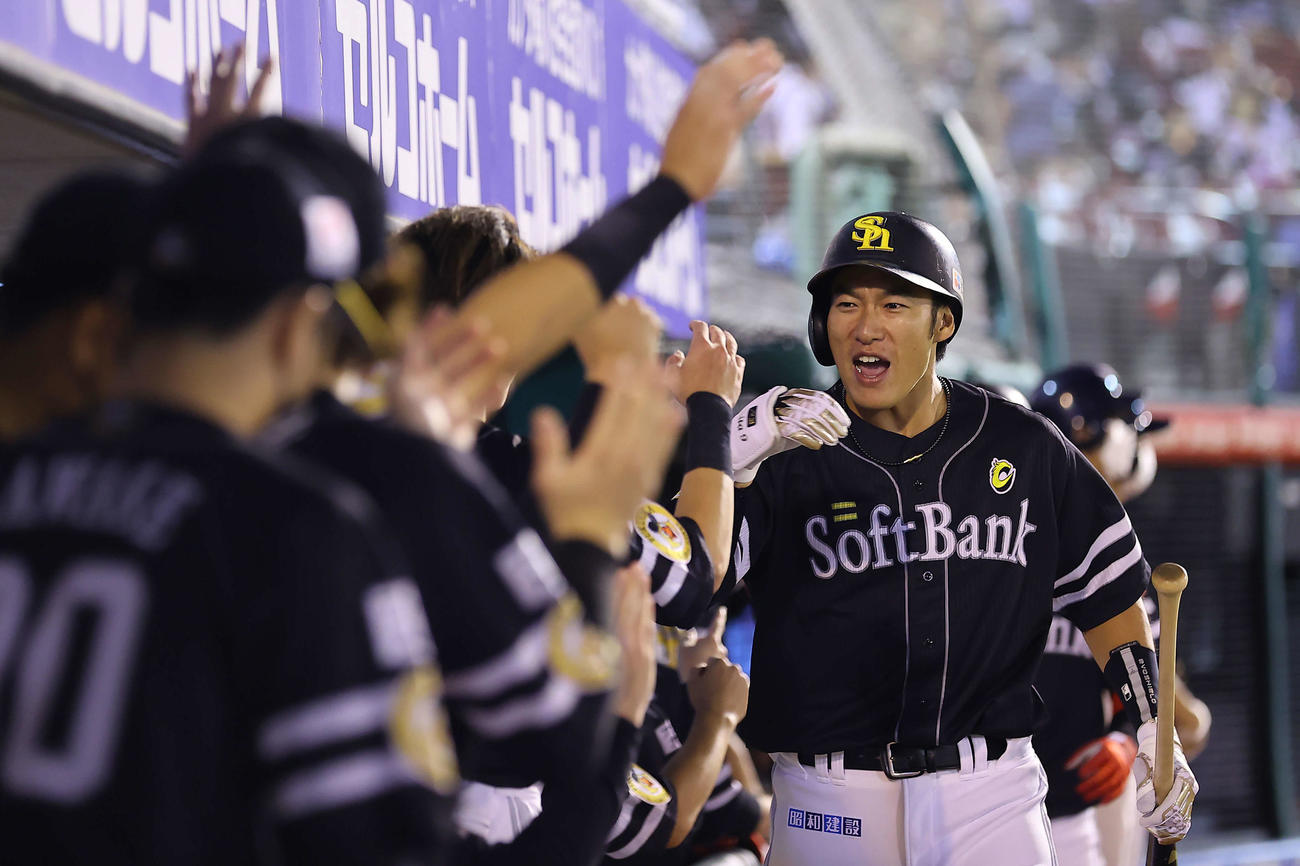 楽天対ソフトバンク　3回表ソフトバンク1死二塁、2点本塁打を放ちナインの出迎えを受ける柳田（撮影・垰建太）