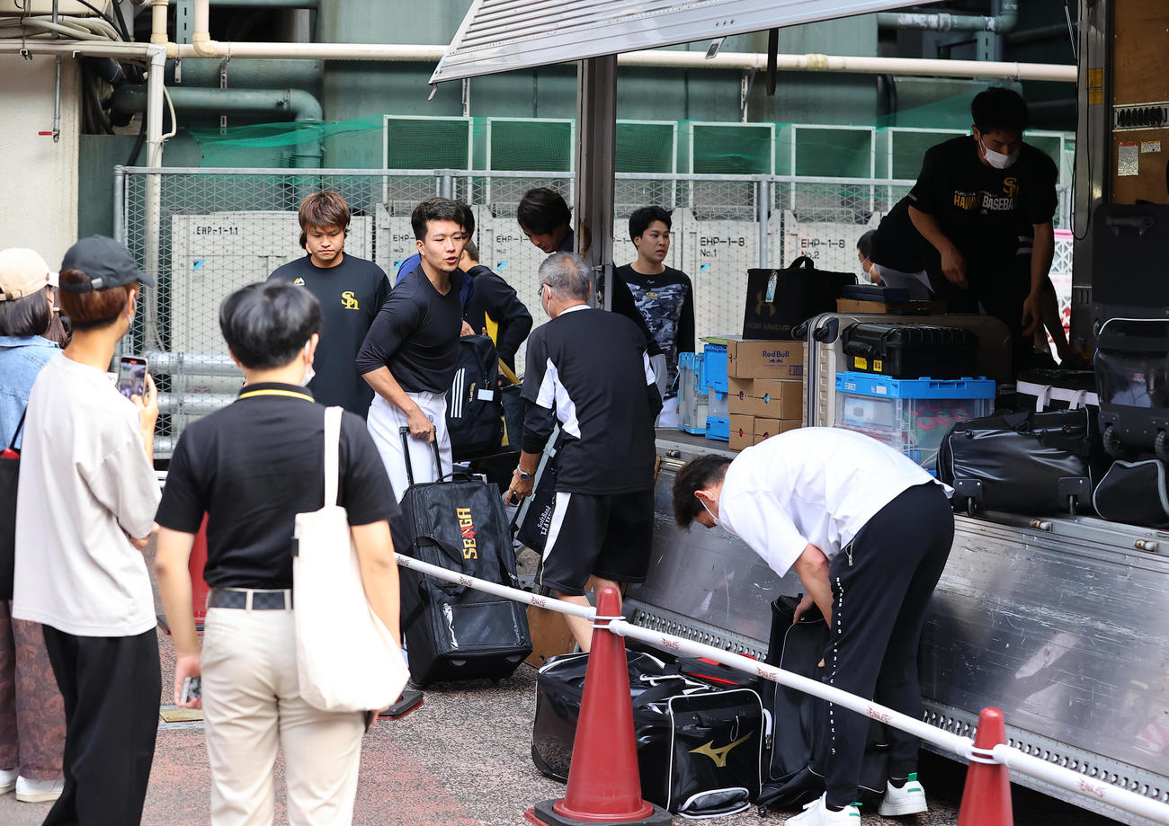 楽天対ソフトバンク　試合前、16時15分頃荷物を乗せたトラックが到着し急いで取り出すソフトバンクの選手たち（撮影・垰建太）