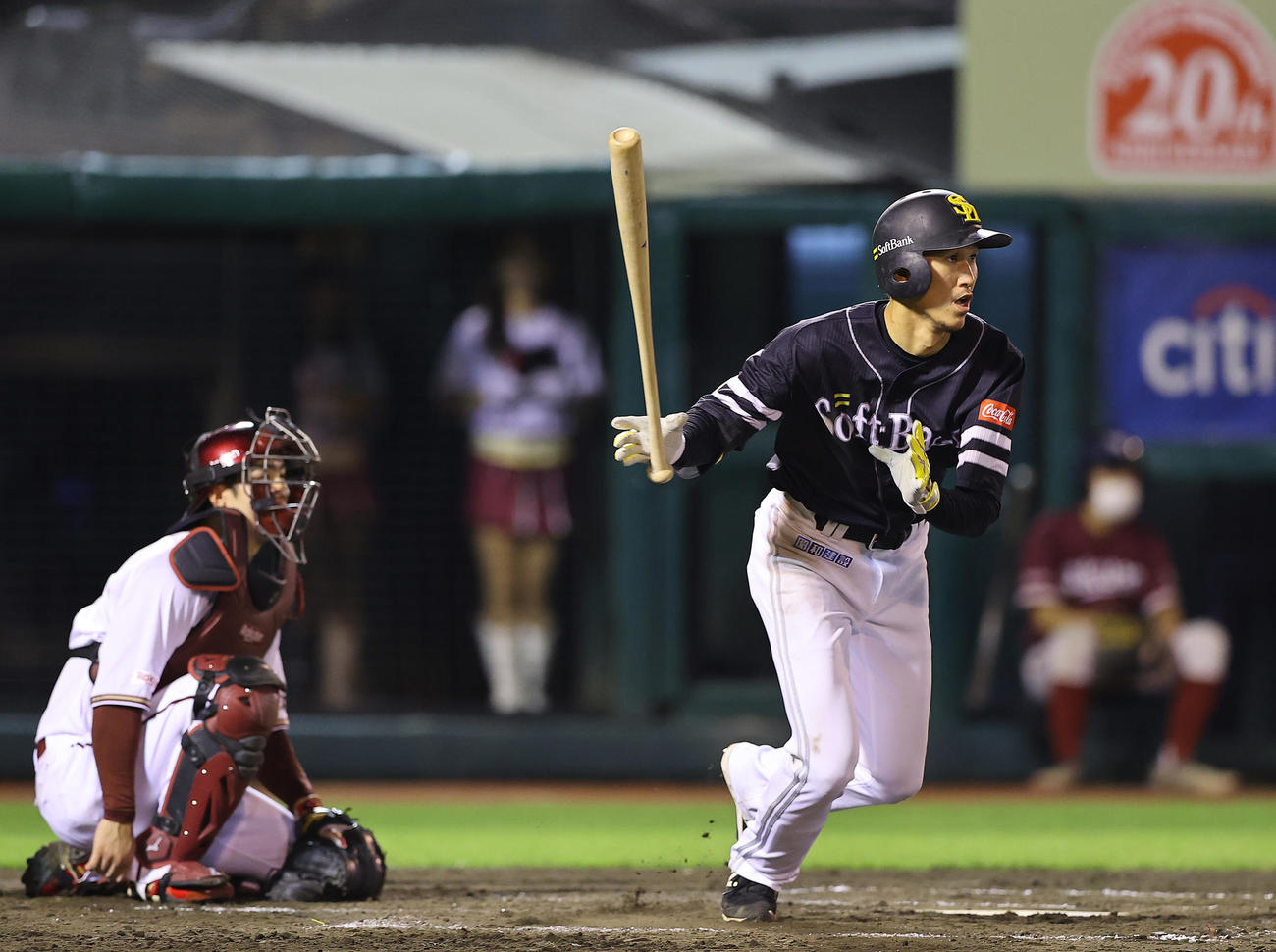 楽天対ソフトバンク　3回表ソフトバンク1死、右翼に三塁打を放つ三森（撮影・垰建太）