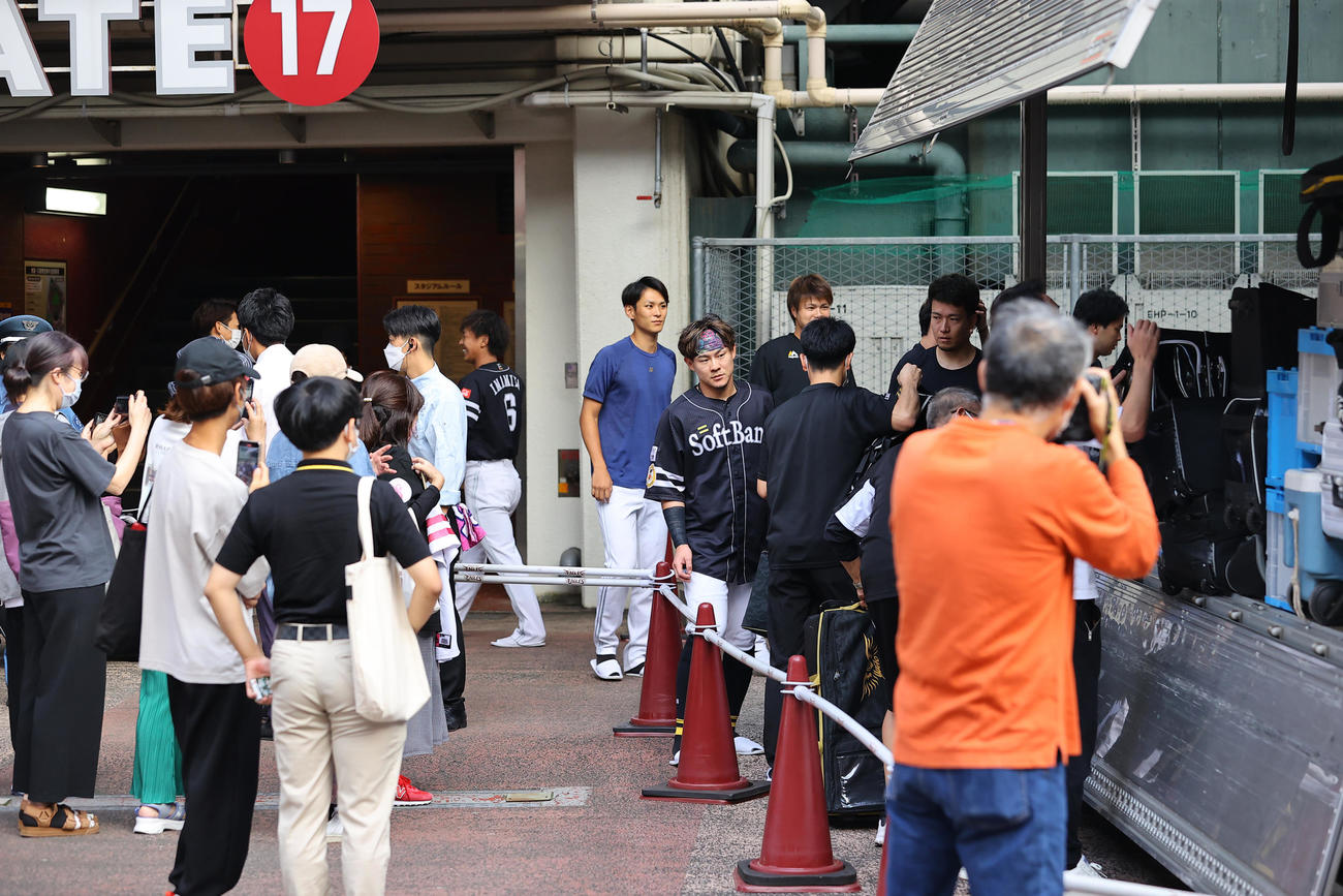 楽天対ソフトバンク　試合前、16時15分頃荷物を乗せたトラックが到着し急いで取り出すソフトバンクの選手たち（撮影・垰建太）