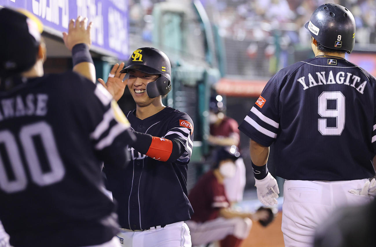 楽天対ソフトバンク　3回表ソフトバンク1死二塁、柳田（右）の2点本塁打で生還しナインの出迎えを受ける今宮（中央）（撮影・垰建太）