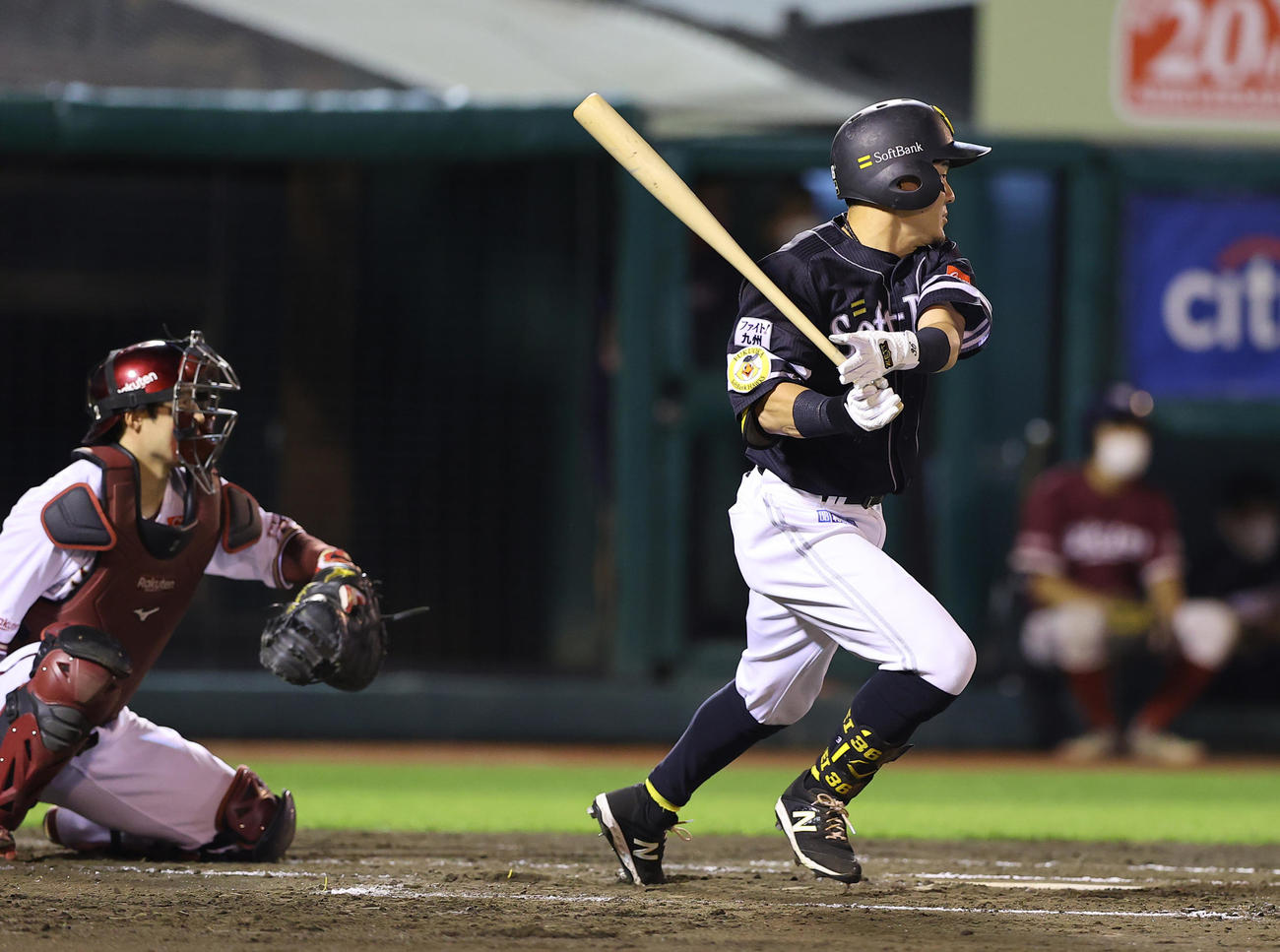 楽天対ソフトバンク　2回表ソフトバンク1死一塁、左前打を放つ牧原（撮影・垰建太）
