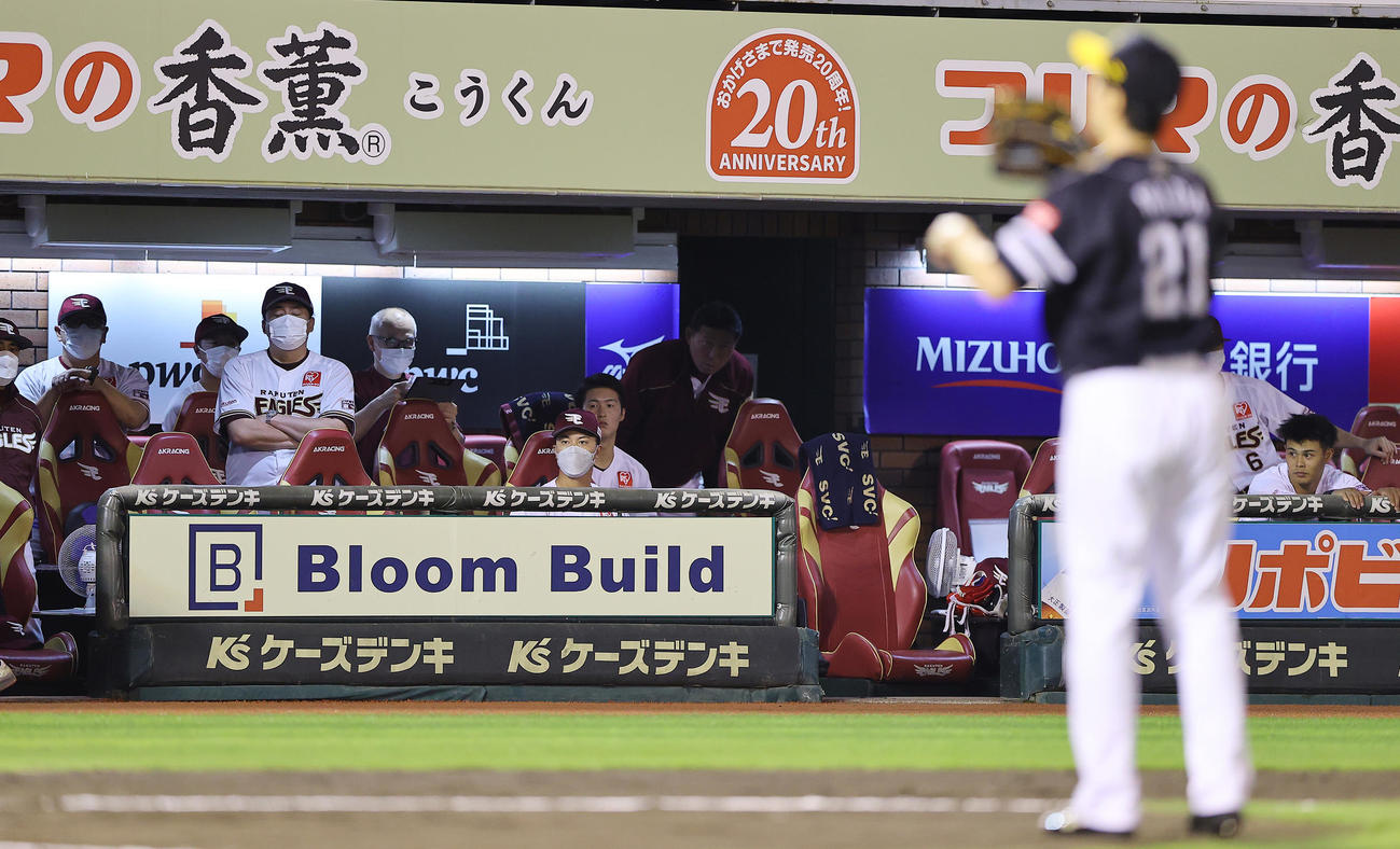 楽天対ソフトバンク　ソフトバンク先発の和田（手前）を前にさえない表情を見せる楽天石井GM兼監督（左から4人目）らベンチ（撮影・垰建太）