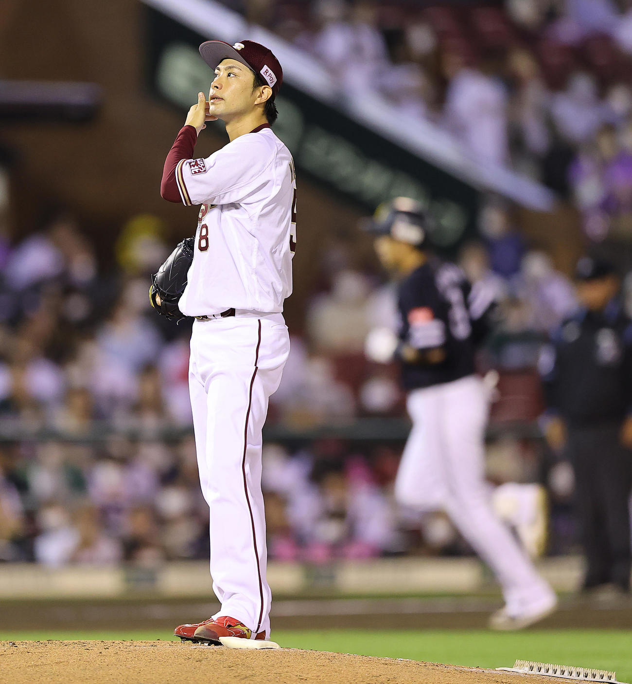 楽天対ソフトバンク　3回表ソフトバンク1死二塁、柳田（後方）に2点本塁打を浴び汗をぬぐう辛島（撮影・垰建太）