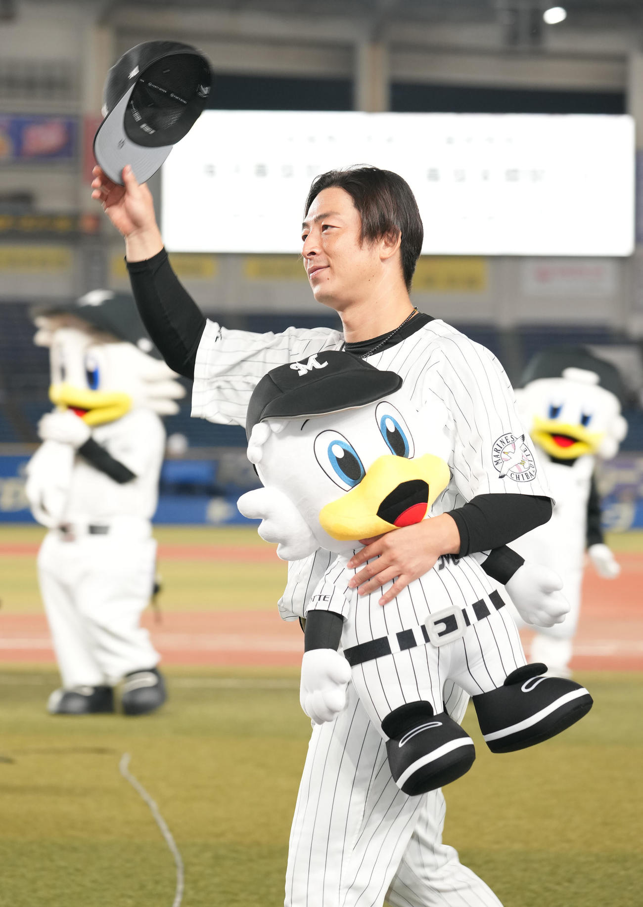 ロッテ対西武　西武に快勝し、ファンの声援に応じるロッテ美馬（撮影・鈴木みどり）