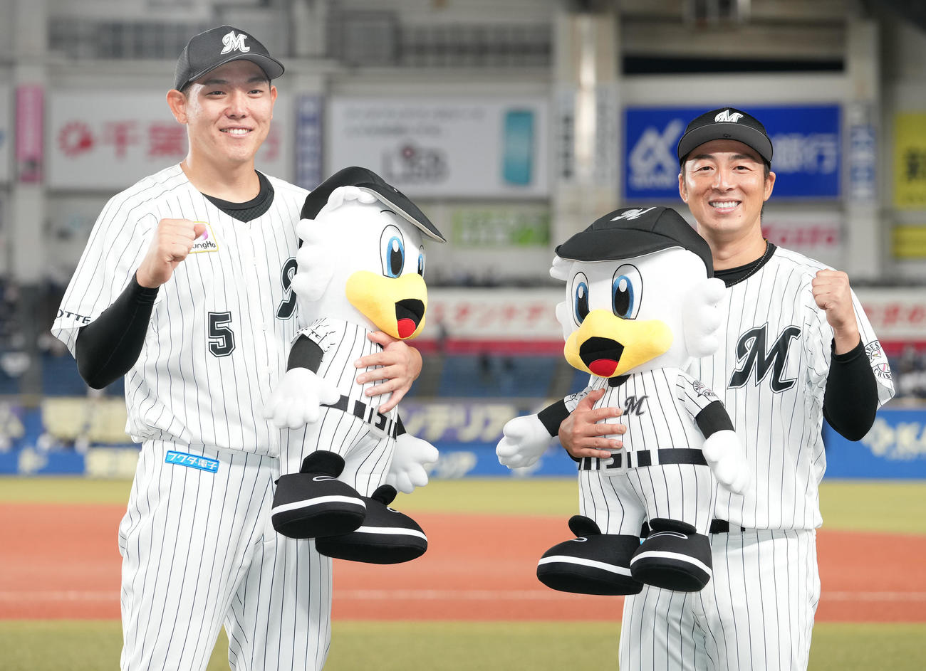 ロッテ対西武　ヒーローインタビュー後、笑顔で記念撮影に納まるロッテ美馬（右）と安田（撮影・鈴木みどり）