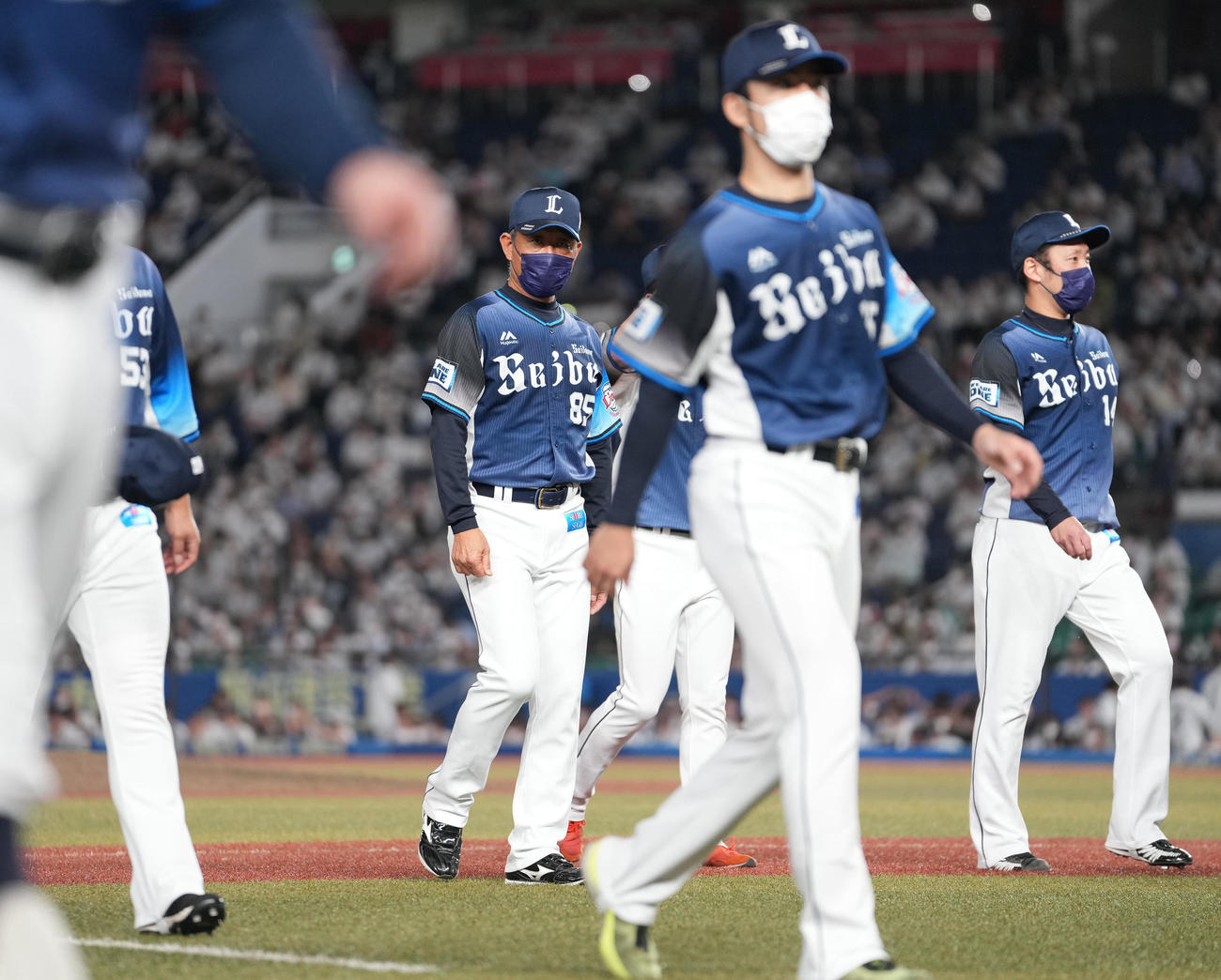 ロッテ対西武　ZOZOマリンスタジアムでの今季最終戦を終え、一礼した後ベンチへ戻る西武辻監督（中央）（撮影・鈴木みどり）