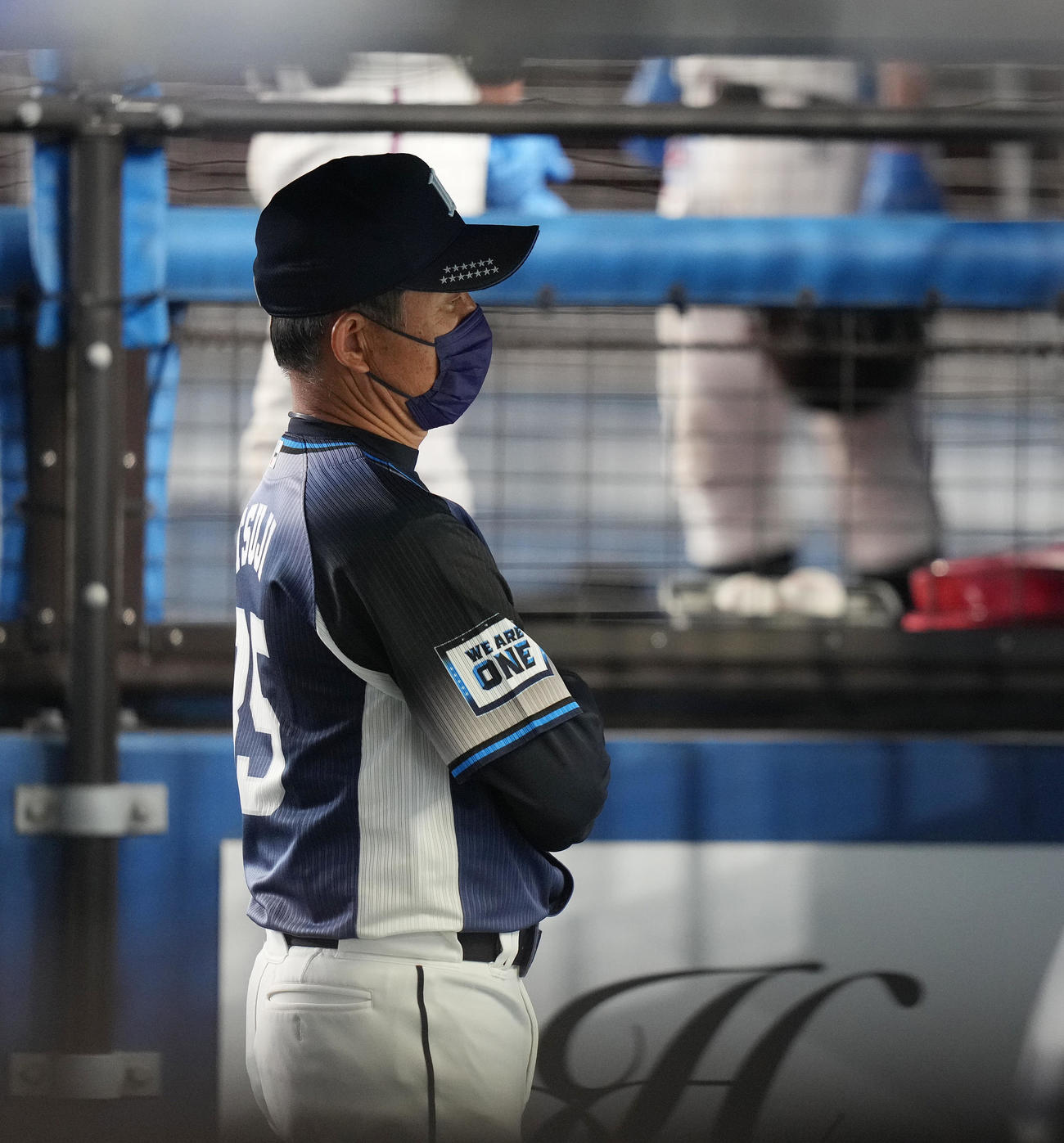 ロッテ対西武　ベンチで腕を組む西武辻監督（撮影・鈴木みどり）