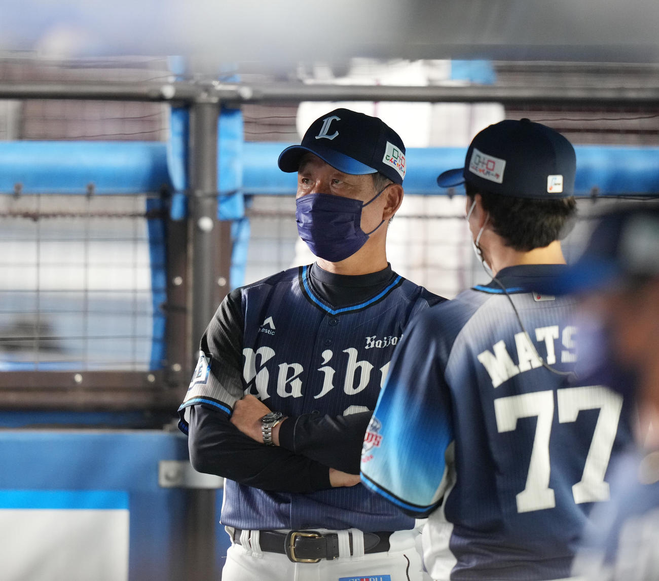 ロッテ対西武　ベンチで腕を組む西武辻監督（左）（撮影・鈴木みどり）