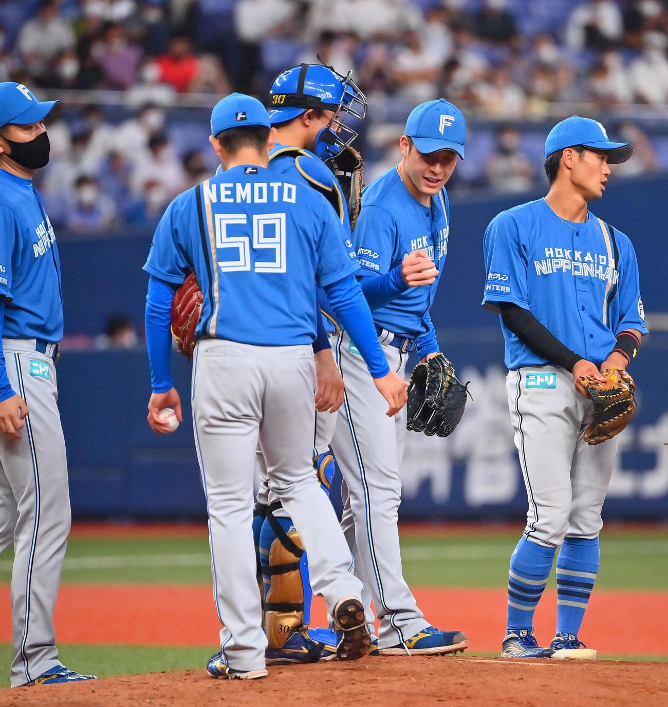 オリックス対日本ハム　6回裏、根本に代わり登板する吉田（右から2人目）（撮影・和賀正仁）