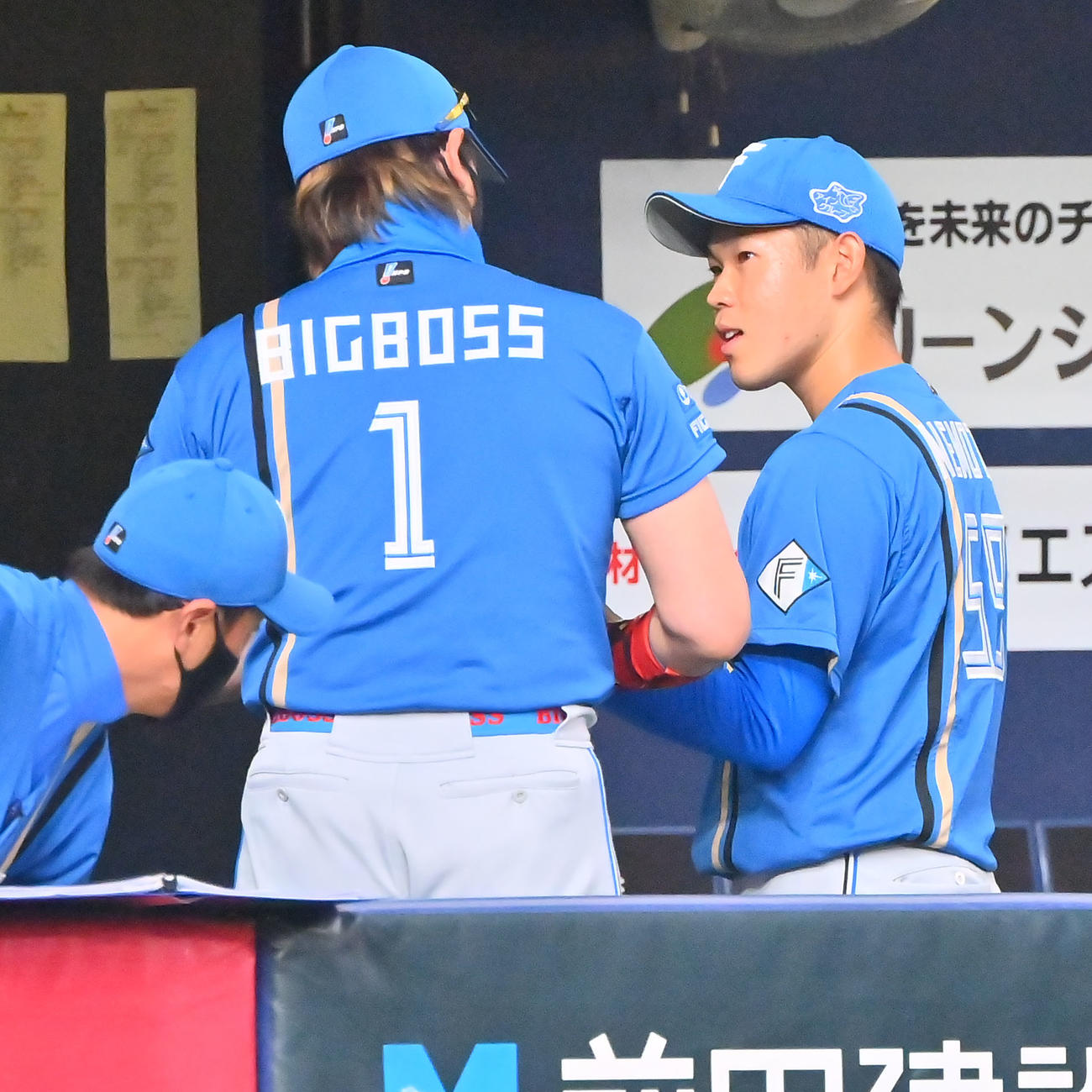 オリックス対日本ハム　6回裏、根本（右）に代わり投手交代を告げた日本ハム新庄監督（撮影・和賀正仁）