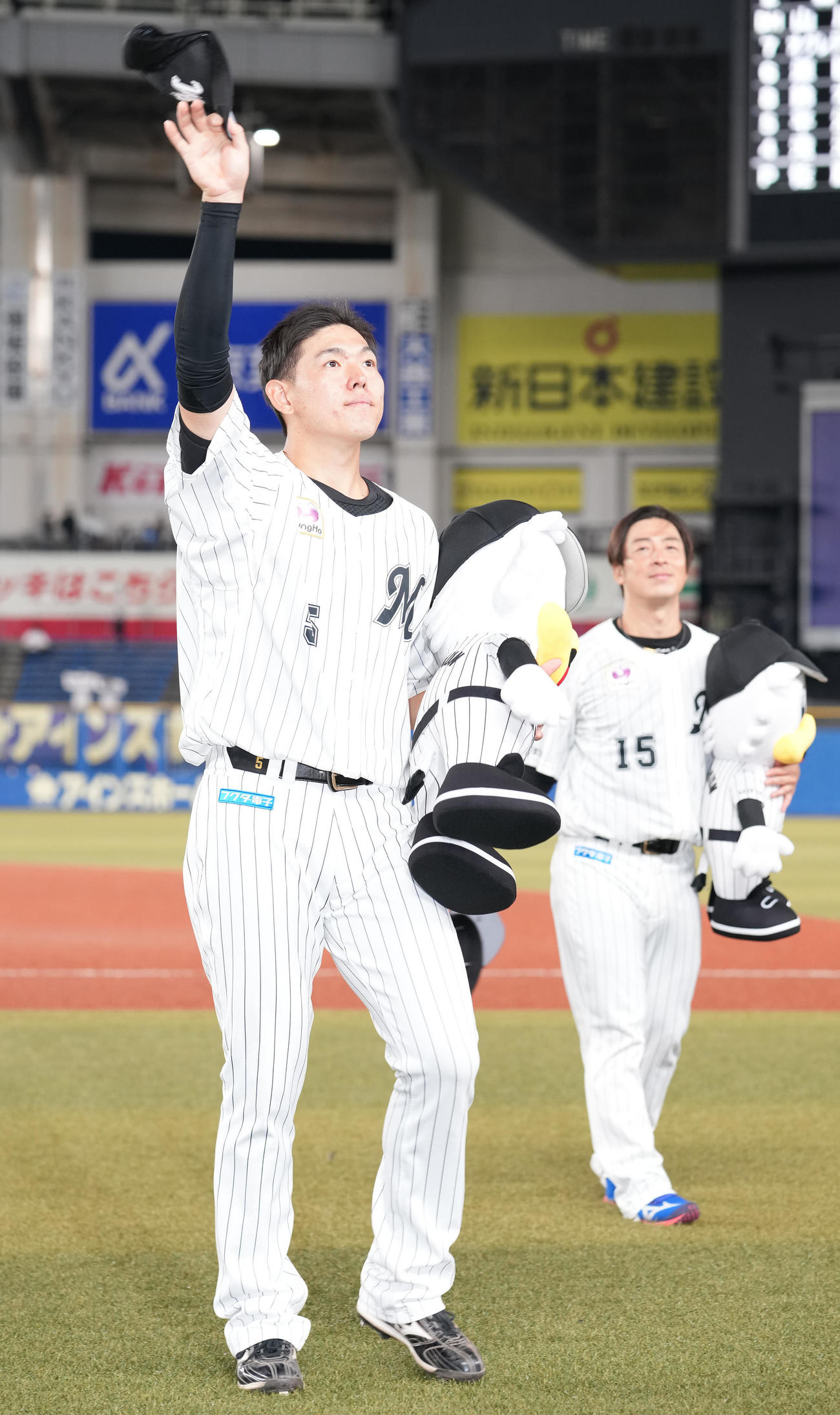 ロッテ対西武　西武に快勝し、ファンの声援に応じるロッテ安田。右は美馬（撮影・鈴木みどり）